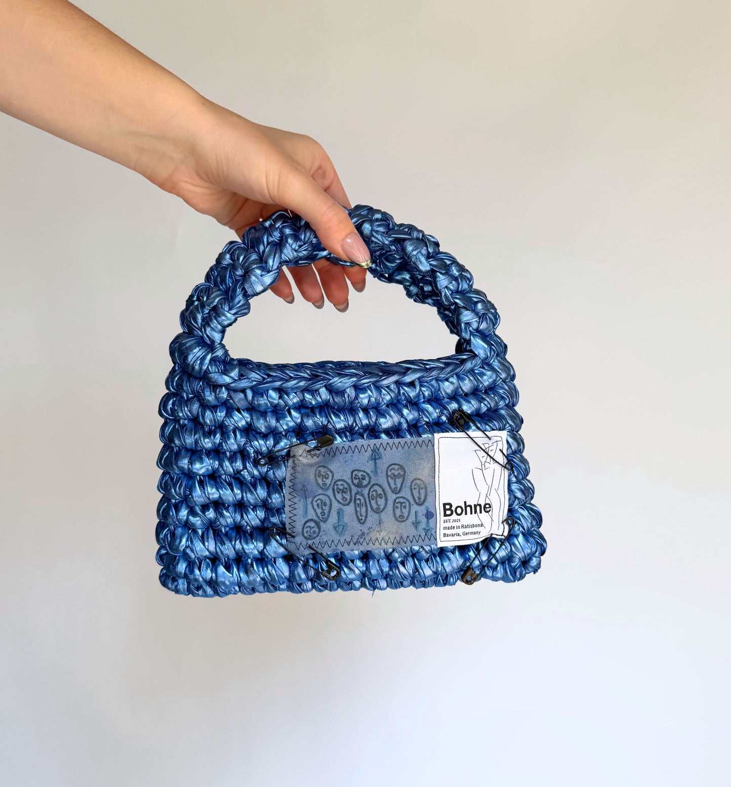 Crochet B-BAG aus recyceltem T-Shirt-Garn | metallic blau