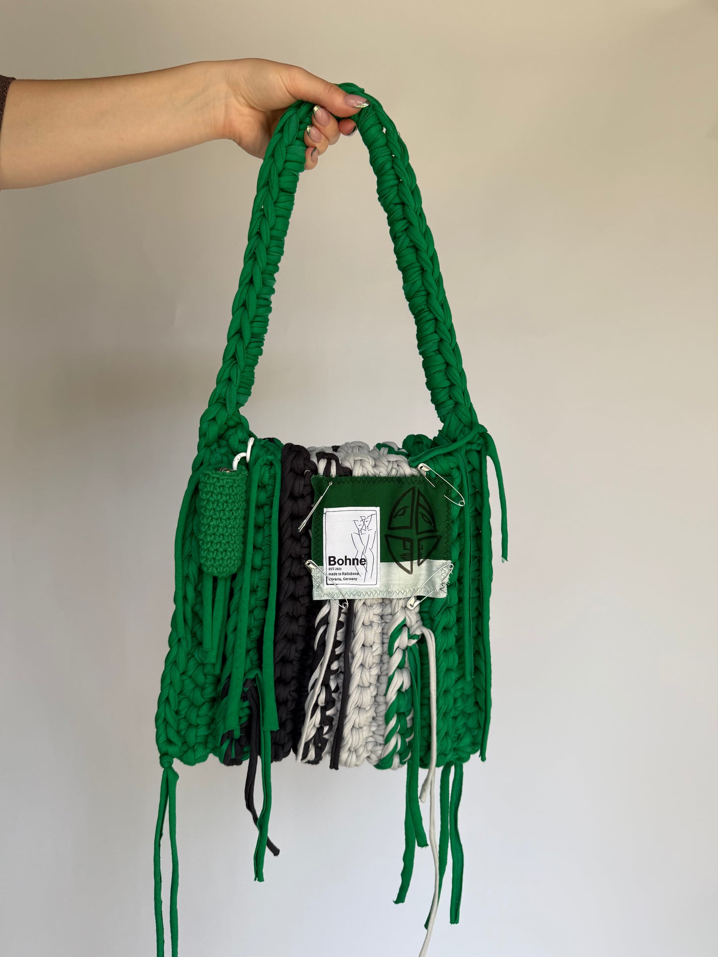 Crochet B-BAG aus recyceltem T-Shirt-Garn | grün, grau, weiß