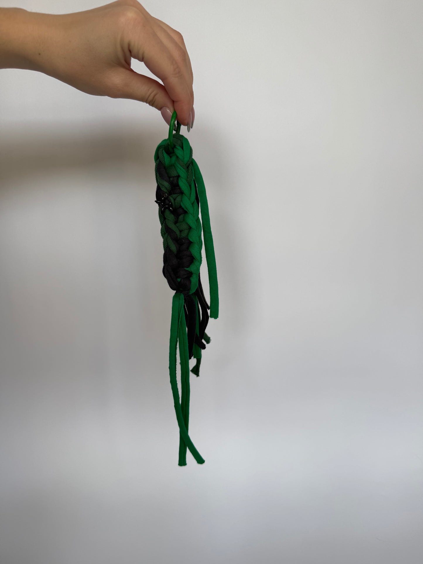 Handgehäkelte Anhänger aus recyceltem T-Shirt-Garn mit Perlen | Unikat