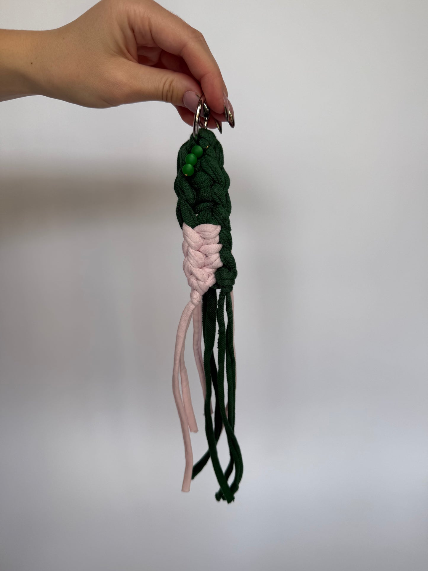 Handgehäkelte Anhänger aus recyceltem T-Shirt-Garn mit Perlen | Unikat