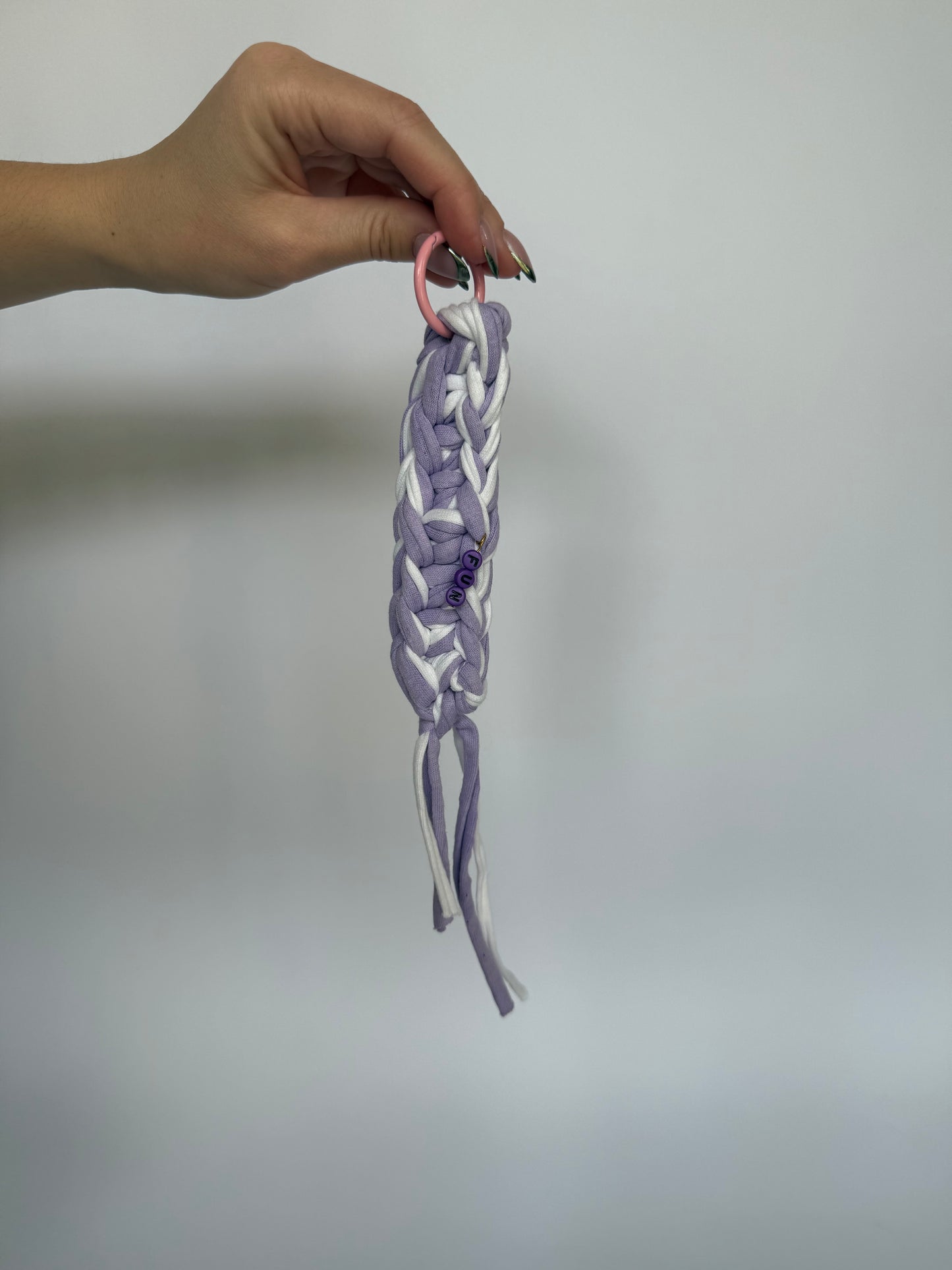 Handgehäkelte Anhänger aus recyceltem T-Shirt-Garn mit Perlen | Unikat