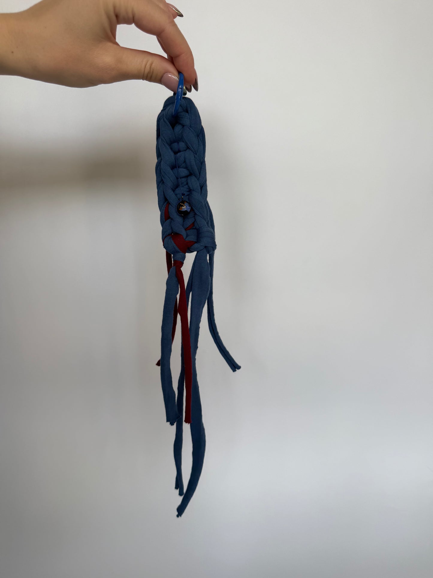 Handgehäkelte Anhänger aus recyceltem T-Shirt-Garn mit Perlen | Unikat