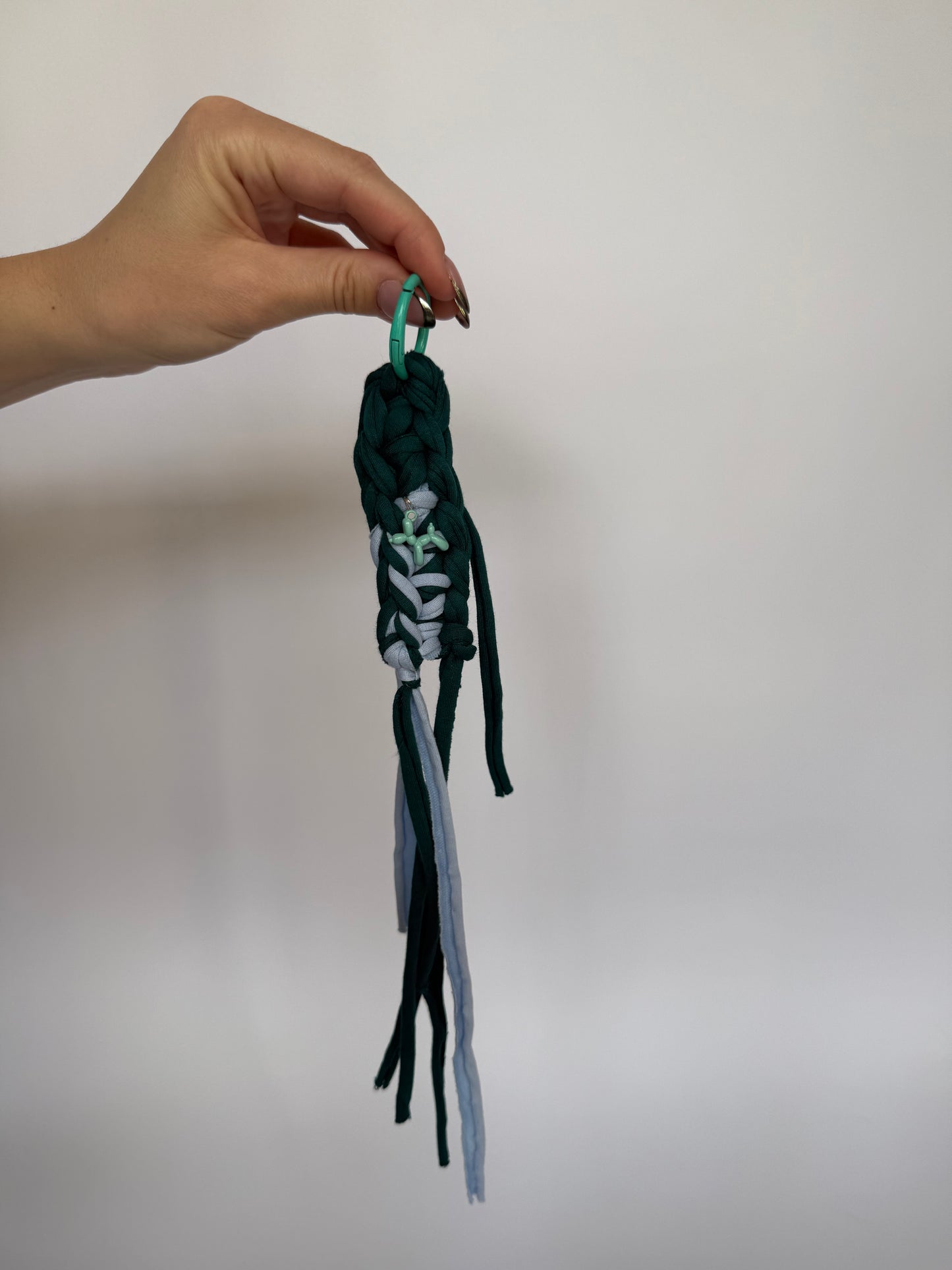 Handgehäkelte Anhänger aus recyceltem T-Shirt-Garn mit Perlen | Unikat