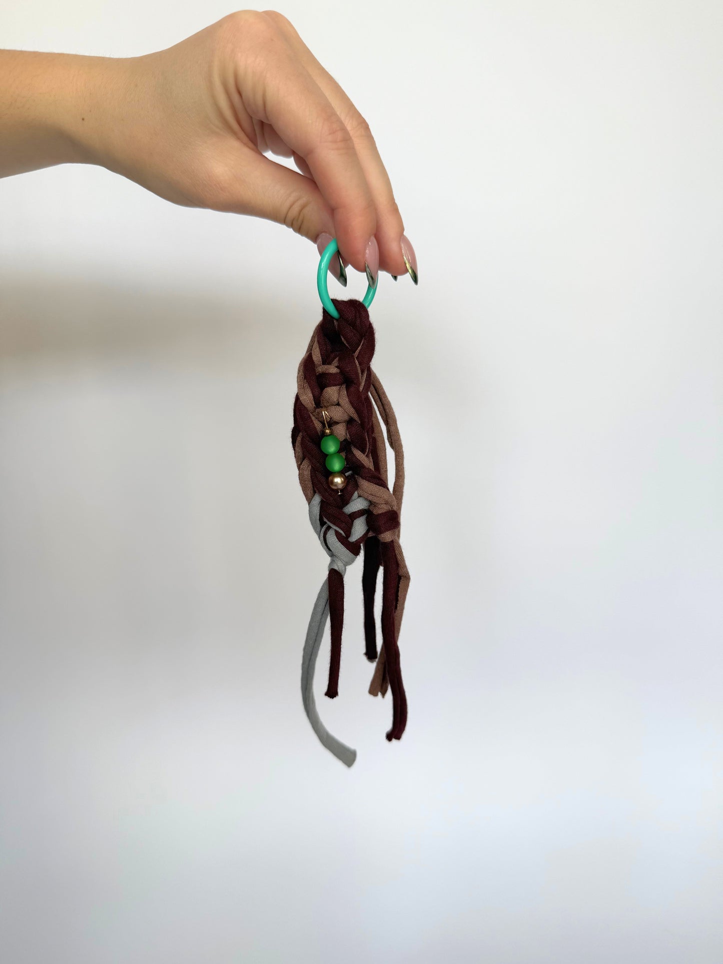 Handgehäkelte Anhänger aus recyceltem T-Shirt-Garn mit Perlen | Unikat