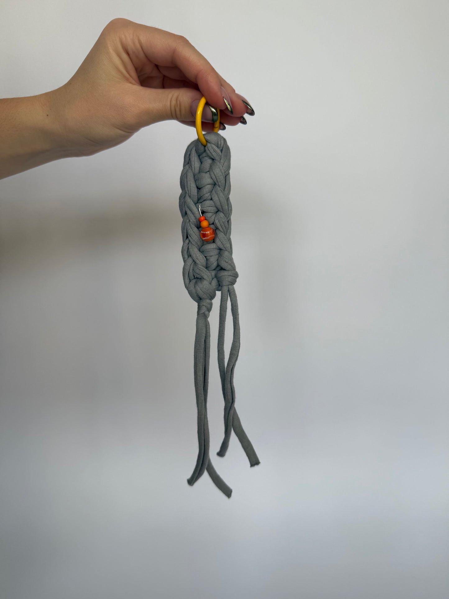 Handgehäkelte Anhänger aus recyceltem T-Shirt-Garn mit Perlen | Unikat