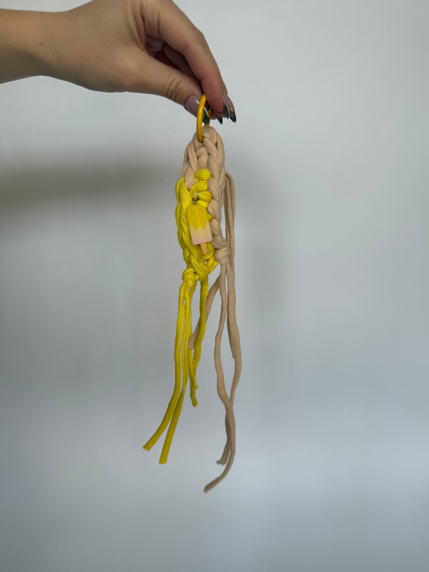 Handgehäkelte Anhänger aus recyceltem T-Shirt-Garn mit Perlen | Unikat