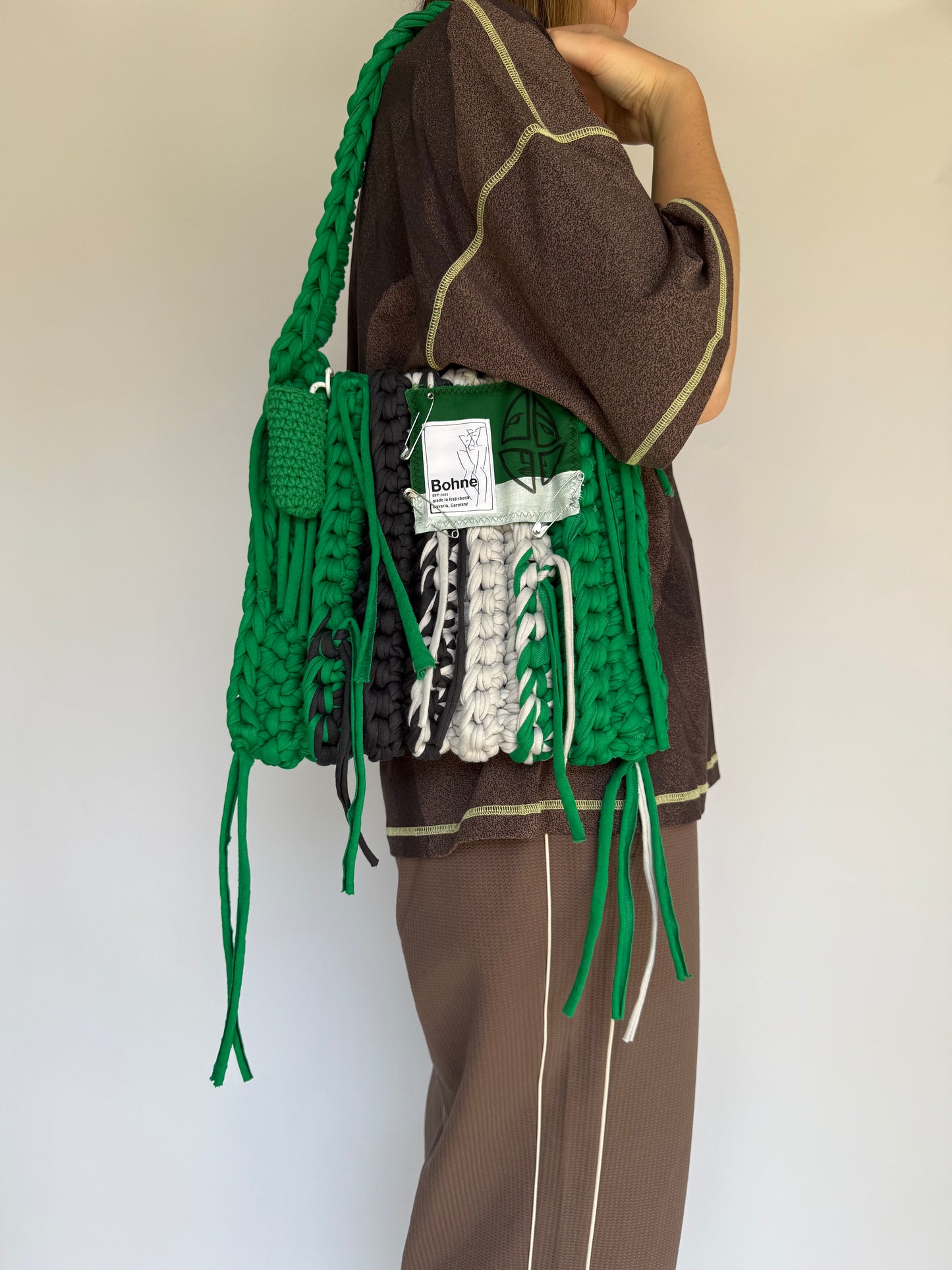 Crochet B-BAG aus recyceltem T-Shirt-Garn | grün, grau, weiß
