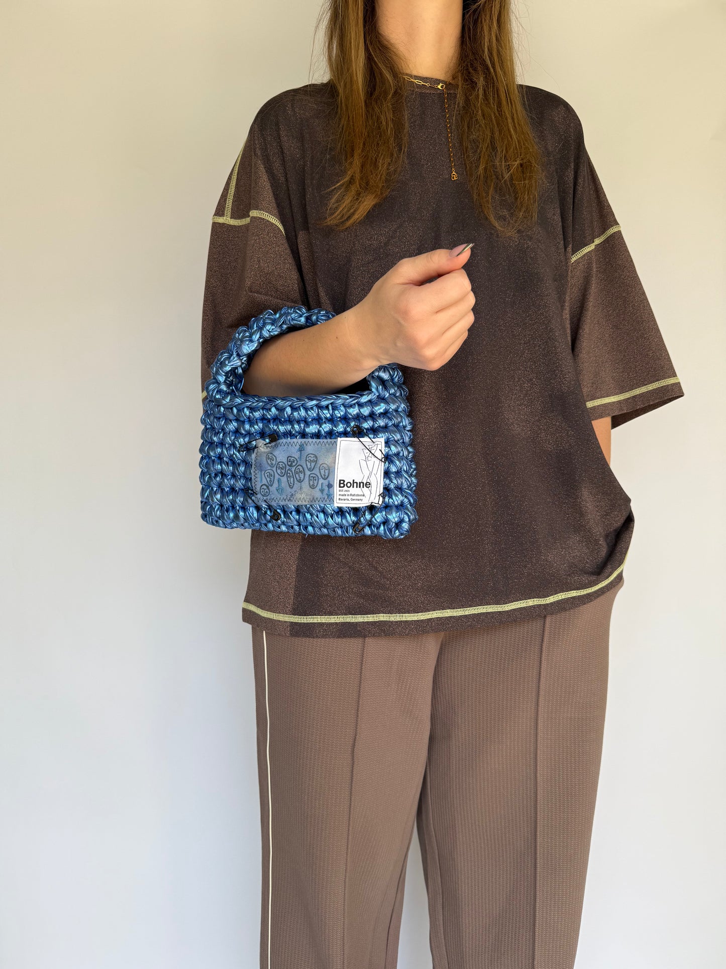 Crochet B-BAG aus recyceltem T-Shirt-Garn | metallic blau