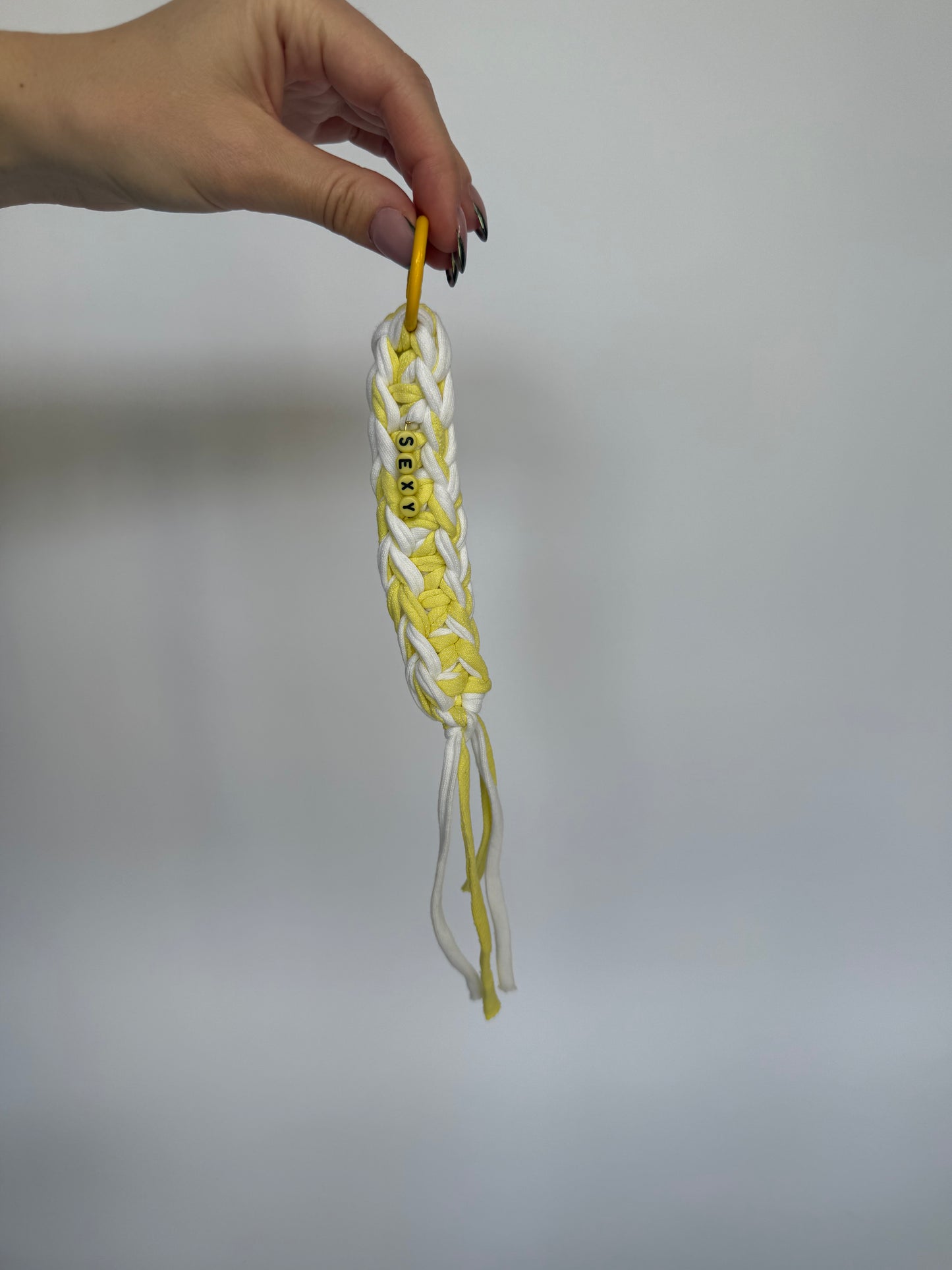 Handgehäkelte Anhänger aus recyceltem T-Shirt-Garn mit Perlen | Unikat