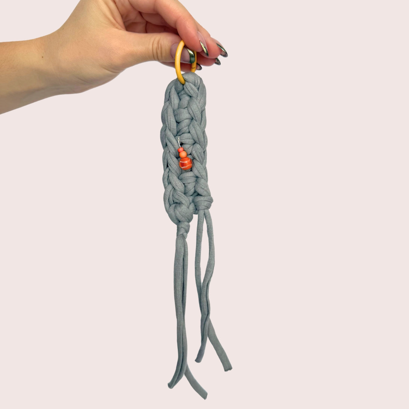 3 gehäkelte Anhänger aus recyceltem T-Shirt Garn mit Perlen