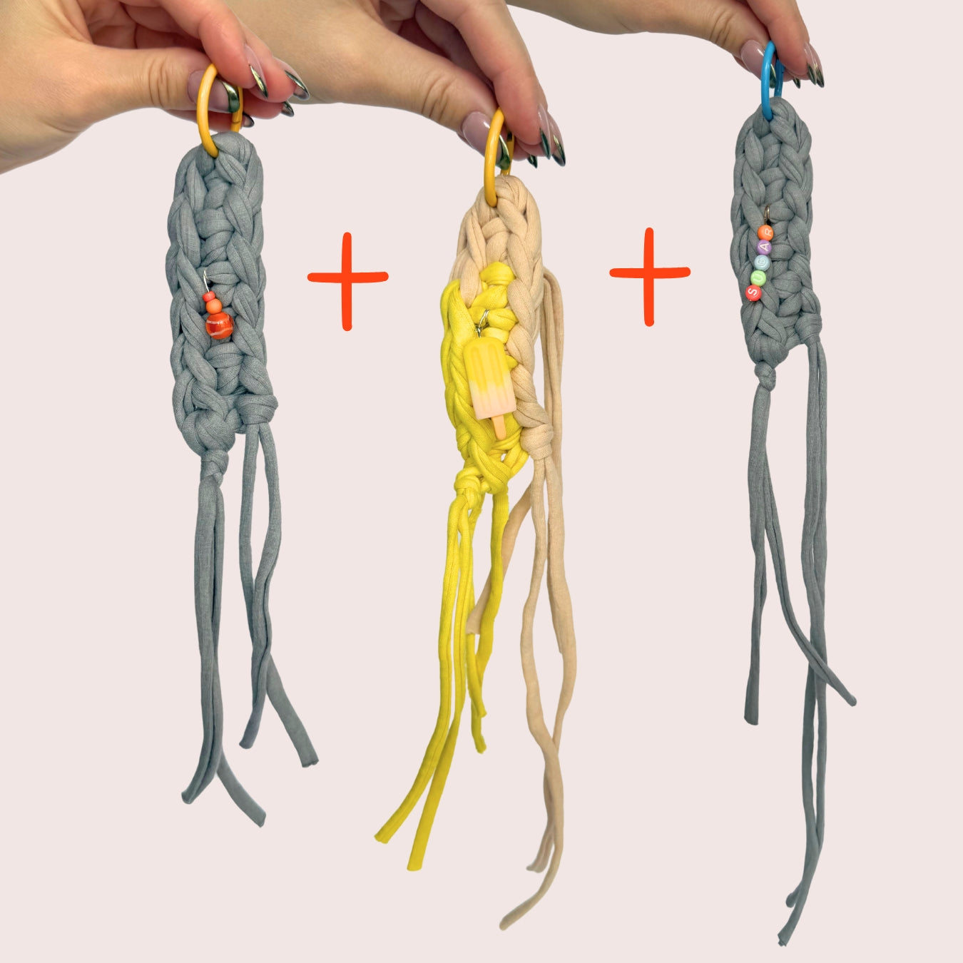 3 gehäkelte Anhänger aus recyceltem T-Shirt Garn mit Perlen