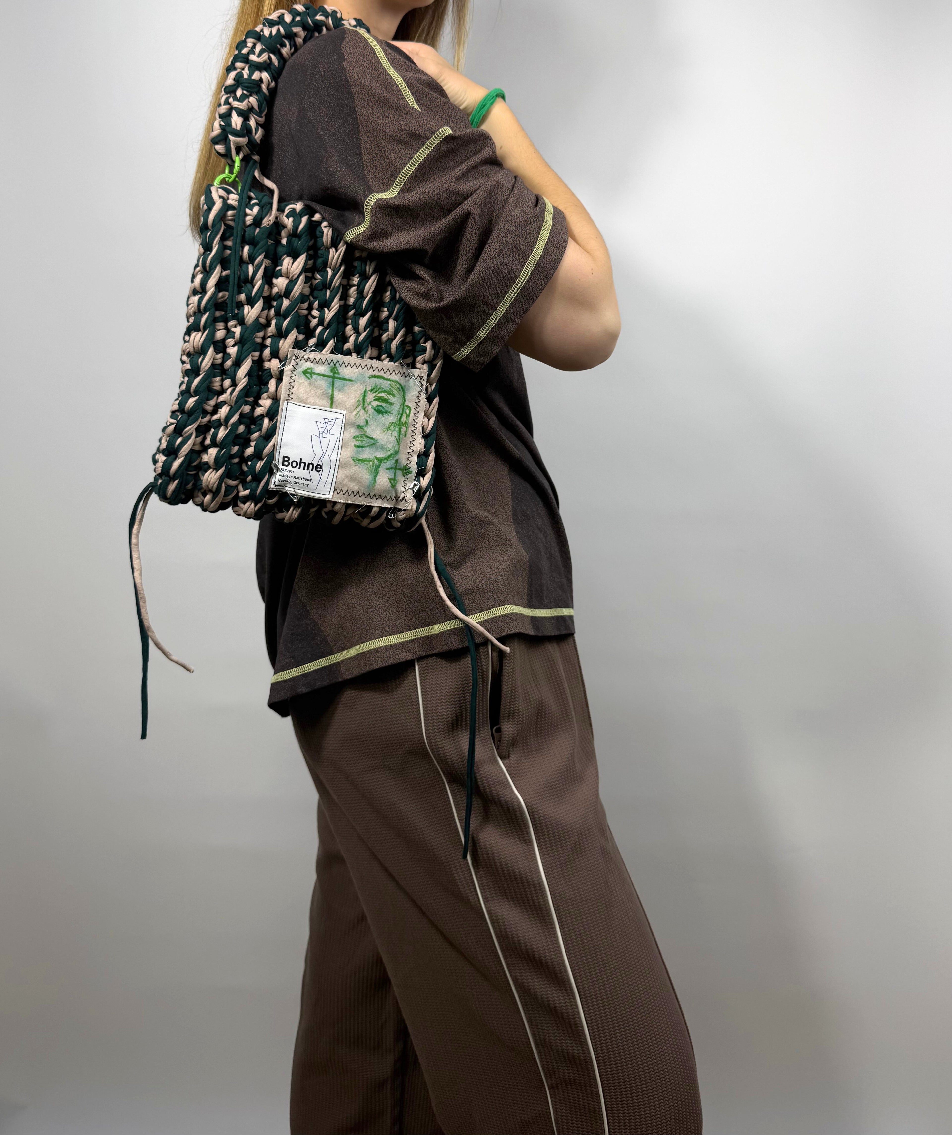 Crochet B-BAG aus recyceltem T-Shirt-Garn | grün, beige