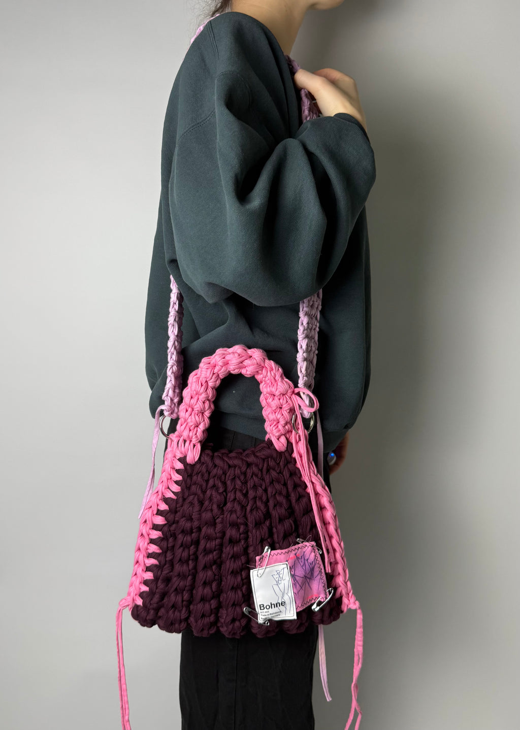 gehäkelte Schultertasche mit handbemalten Bild aus recyceltem T-Shirt Garn in Aubergine pink Nr.1