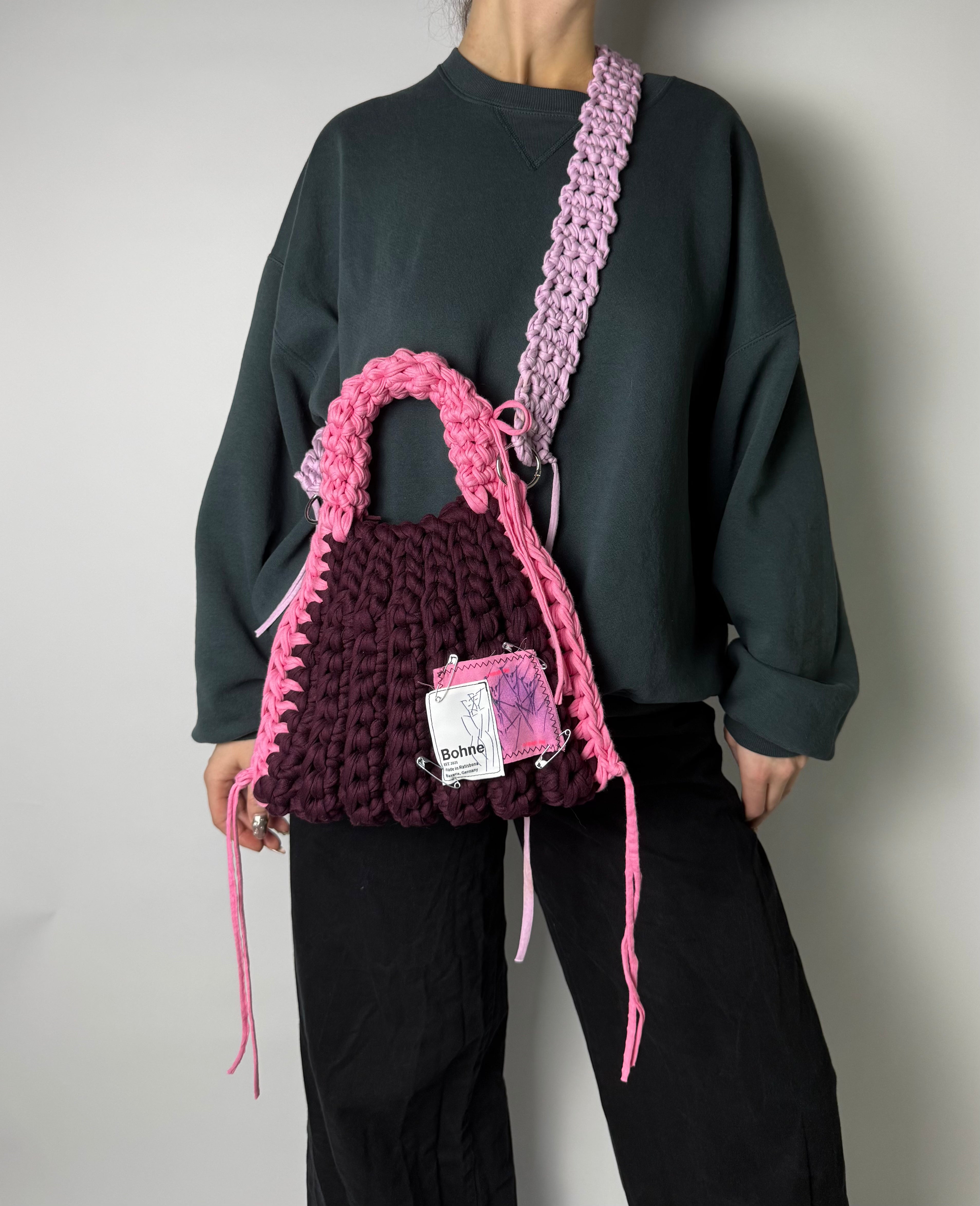 gehäkelte Schultertasche mit handbemalten Bild aus recyceltem T-Shirt Garn in Aubergine pink Nr.2