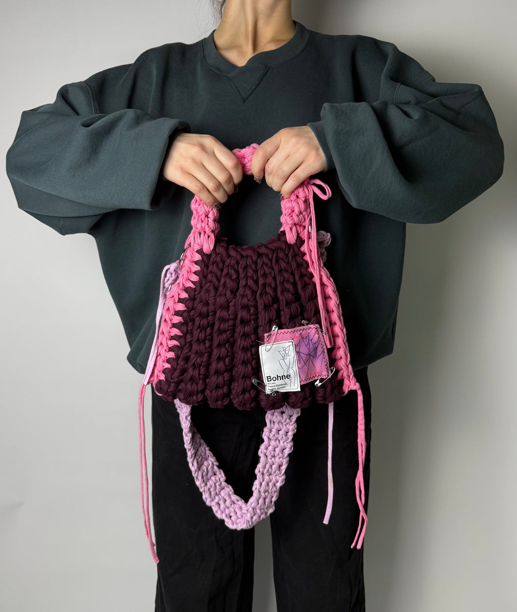 gehäkelte Schultertasche mit handbemalten Bild aus recyceltem T-Shirt Garn in Aubergine pink Nr.3