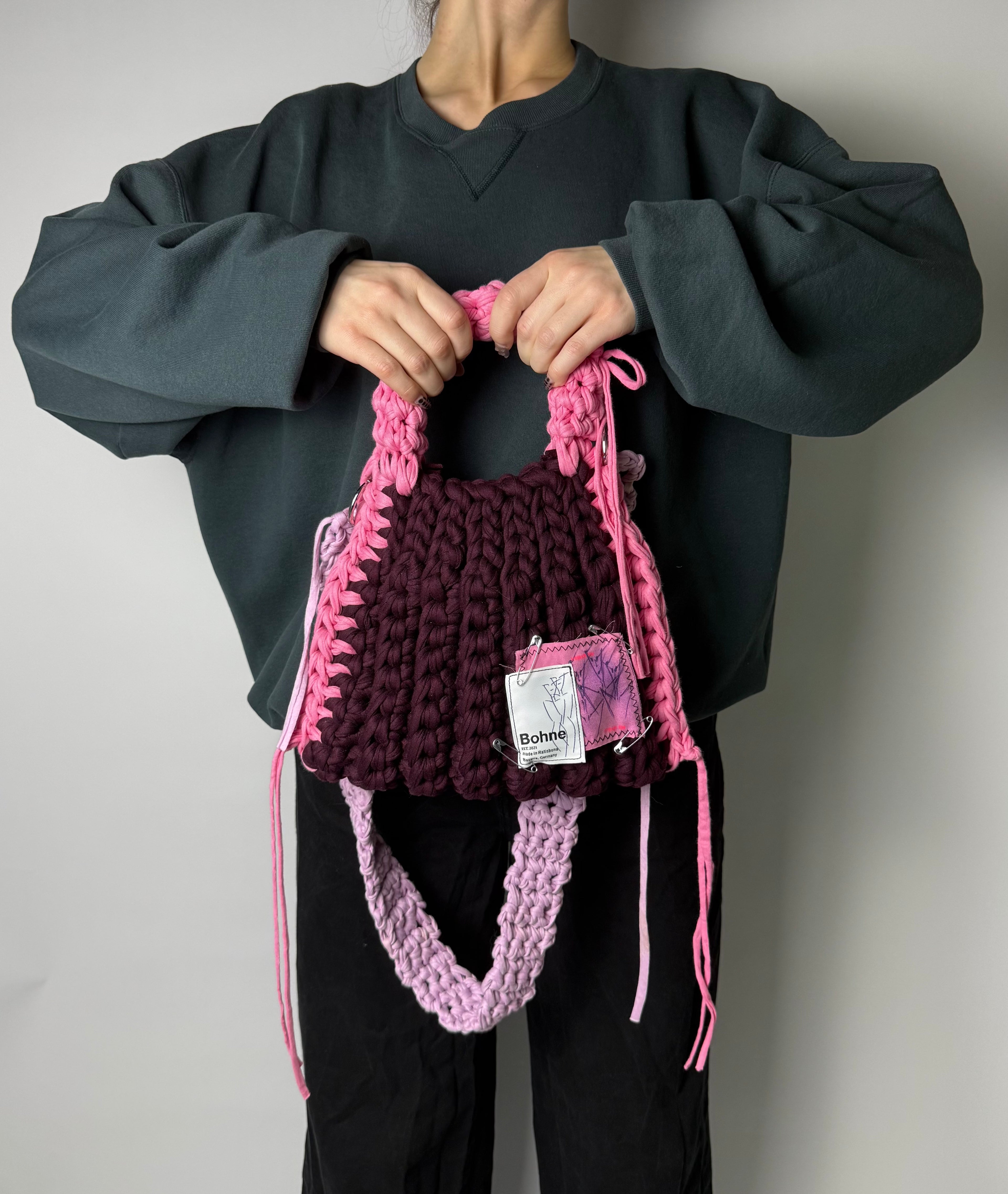 gehäkelte Schultertasche mit handbemalten Bild aus recyceltem T-Shirt Garn in Aubergine pink Nr.3