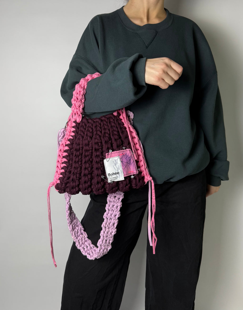 gehäkelte Schultertasche mit handbemalten Bild aus recyceltem T-Shirt Garn in Aubergine pink Nr.4