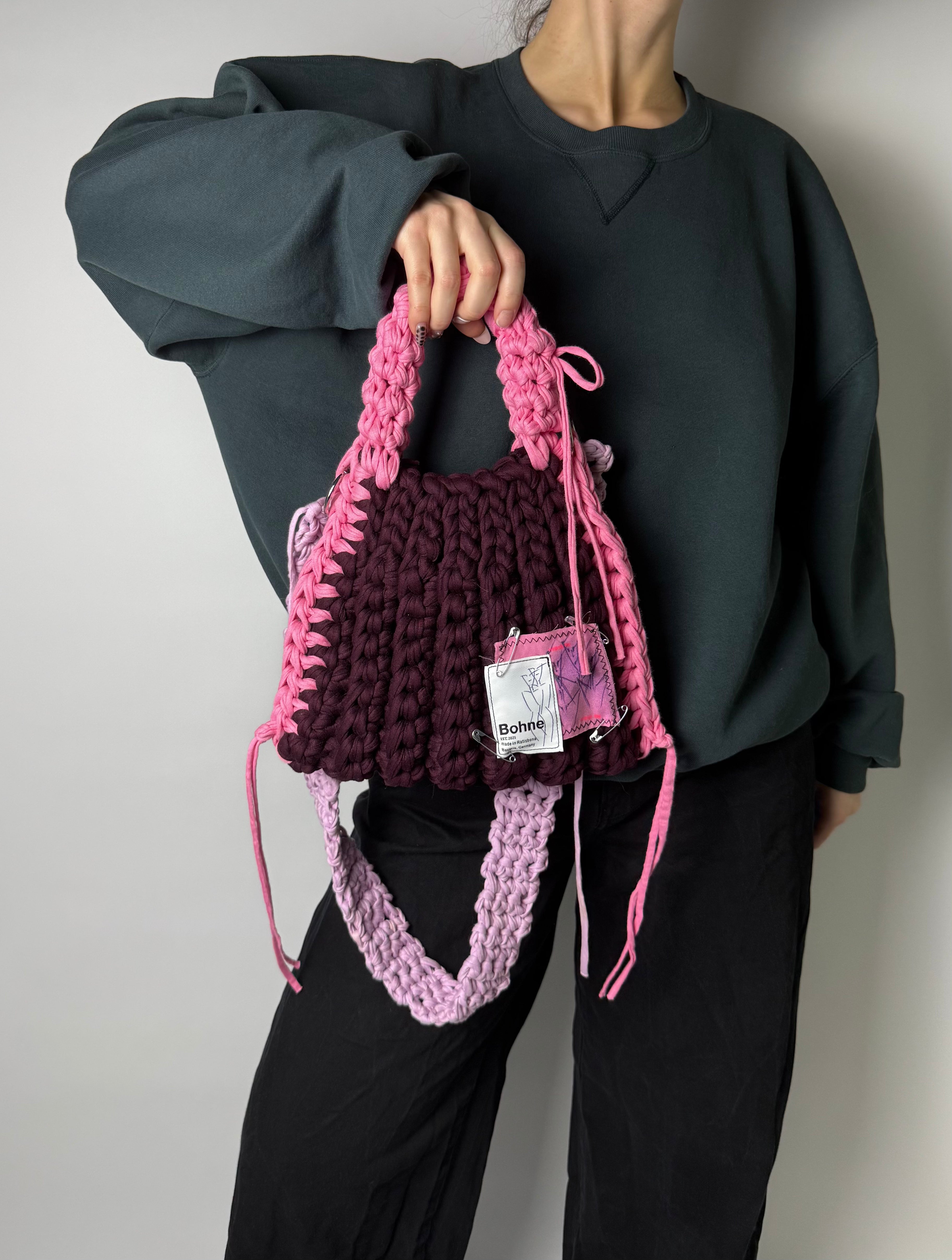 gehäkelte Schultertasche mit handbemalten Bild aus recyceltem T-Shirt Garn in Aubergine pink Nr.5