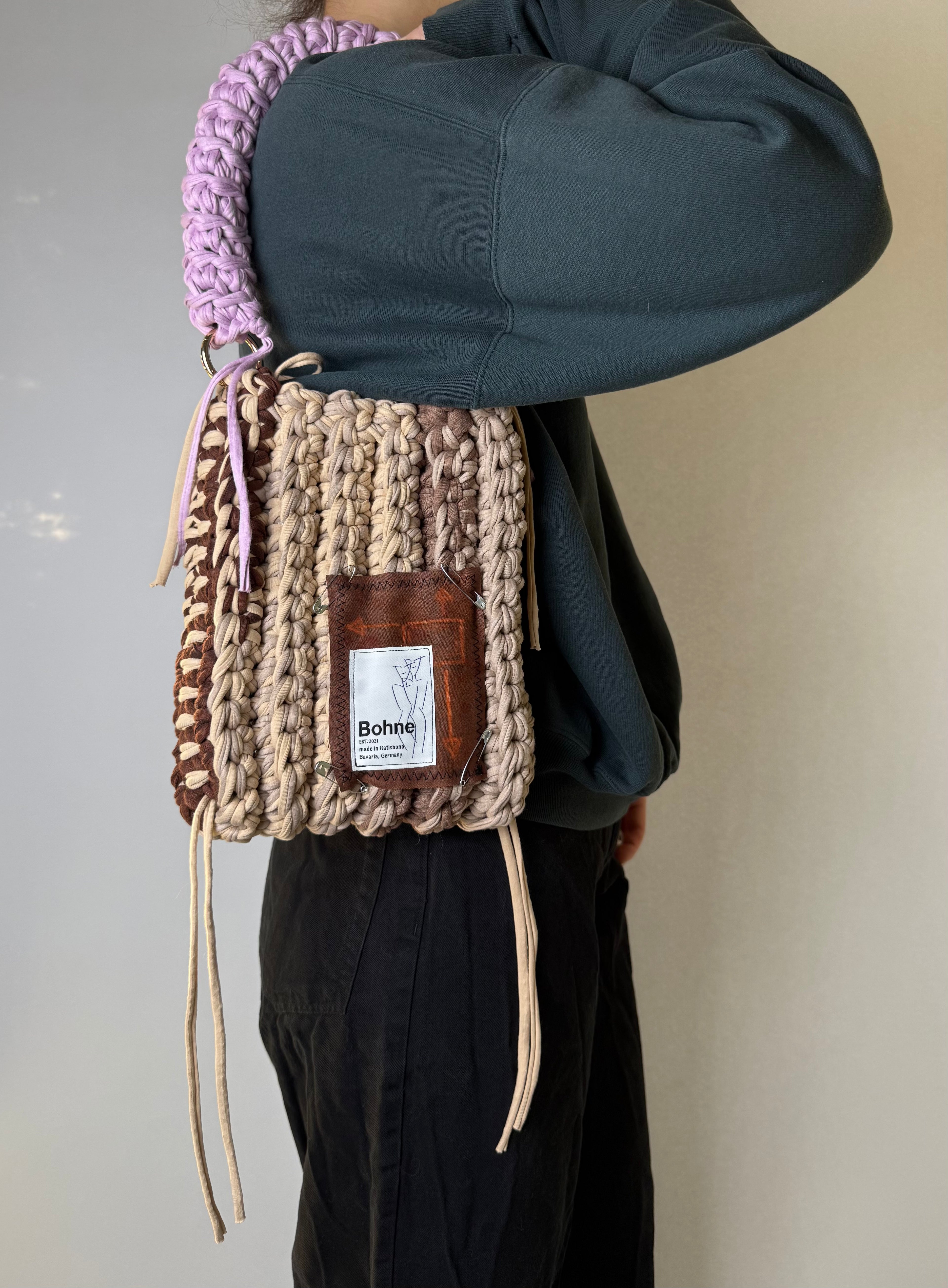 gehäkelte Schultertasche mit handbemalten Bild aus recyceltem T-Shirt Garn in beige lila Nr.1