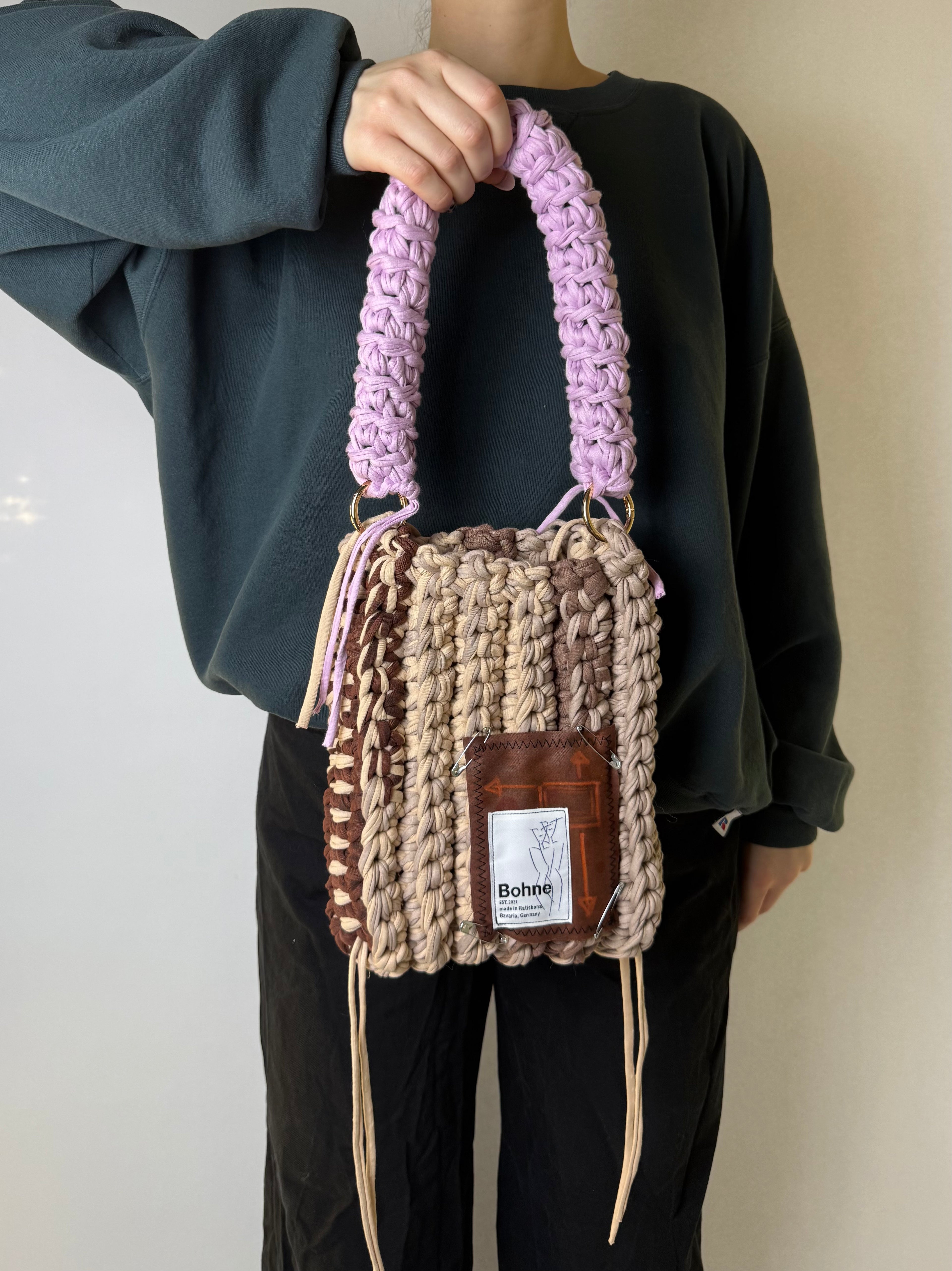 gehäkelte Schultertasche mit handbemalten Bild aus recyceltem T-Shirt Garn in beige lila Nr.2