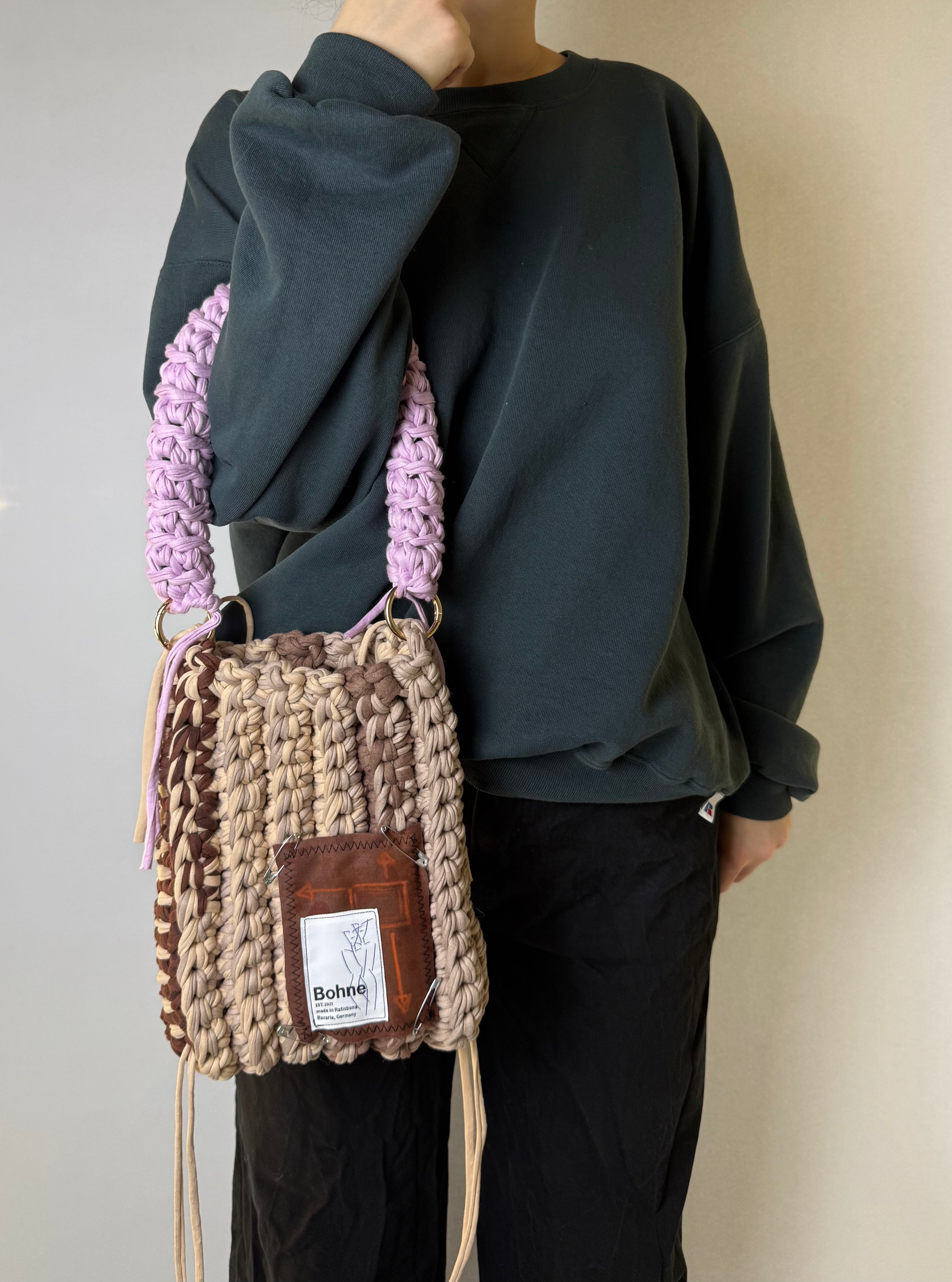 gehäkelte Schultertasche mit handbemalten Bild aus recyceltem T-Shirt Garn in beige lila Nr.3