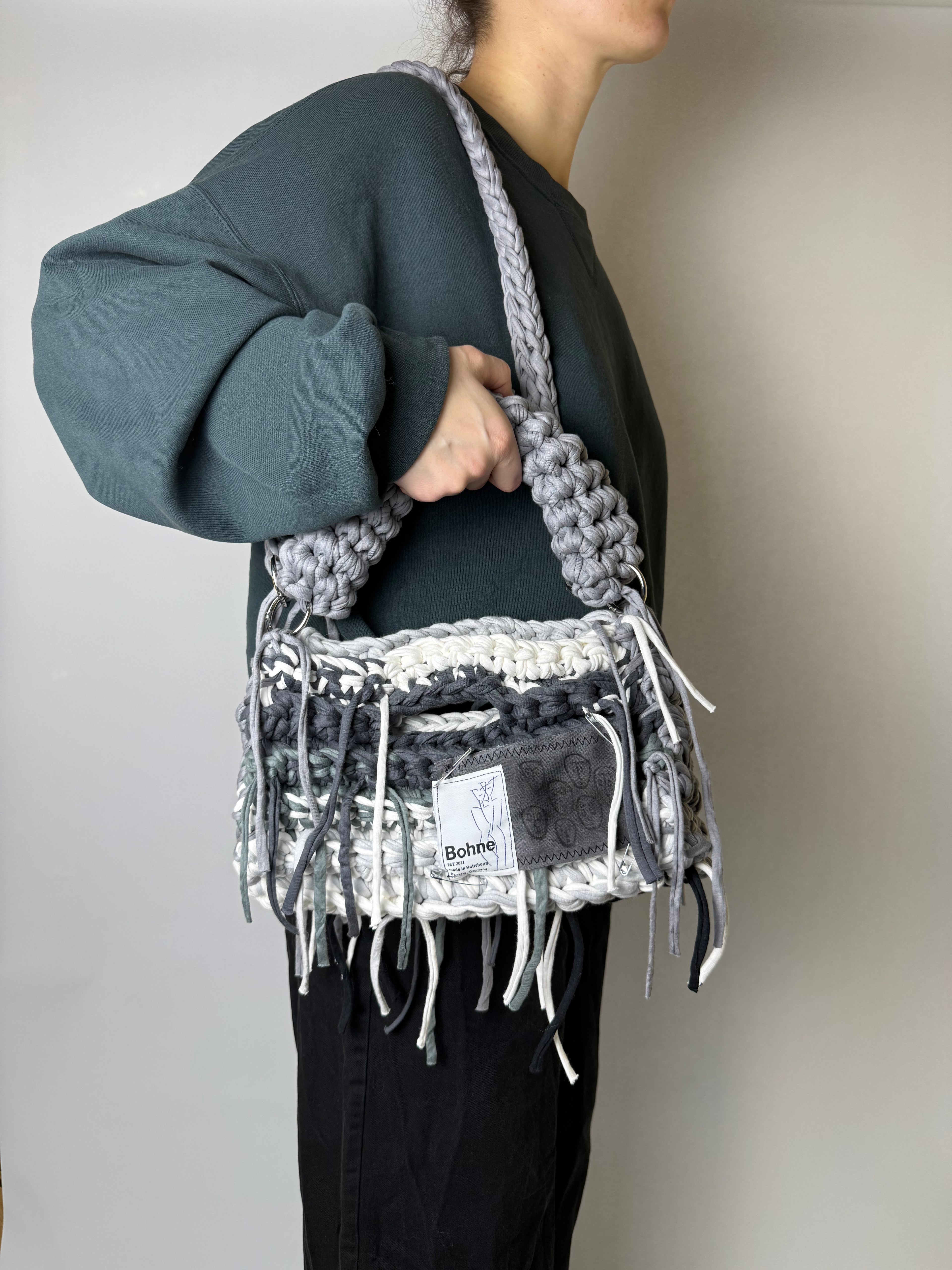 gehäkelte Schultertasche mit handbemalten Bild aus recyceltem T-Shirt Garn in grau Nr.1