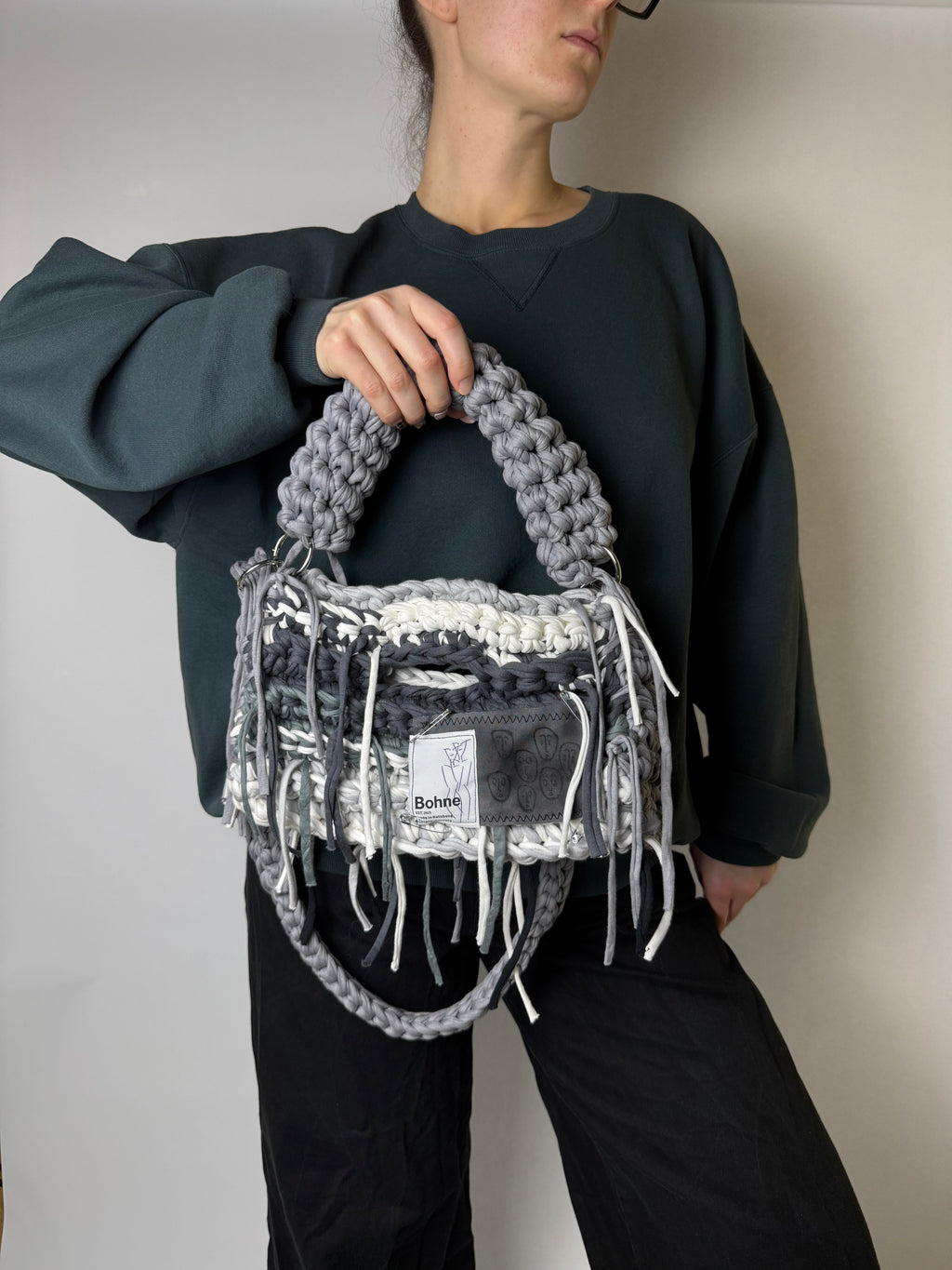 gehäkelte Schultertasche mit handbemalten Bild aus recyceltem T-Shirt Garn in grau Nr.2