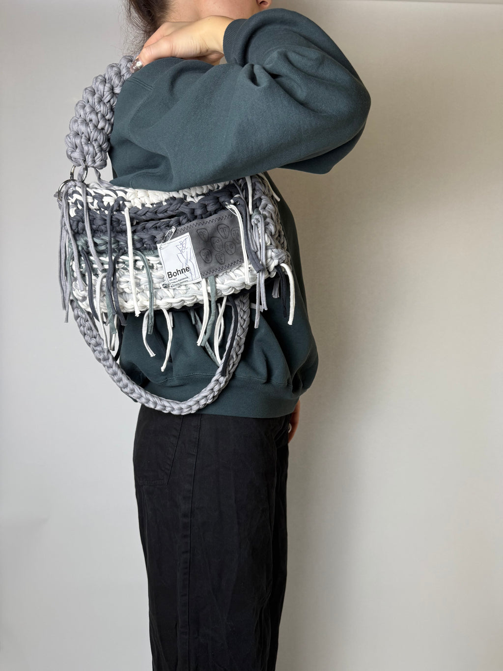 gehäkelte Schultertasche mit handbemalten Bild aus recyceltem T-Shirt Garn in grau Nr.3