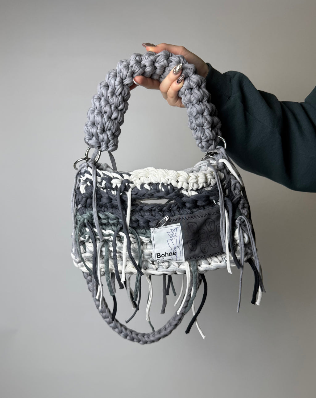 gehäkelte Schultertasche mit handbemalten Bild aus recyceltem T-Shirt Garn in grau Nr.4