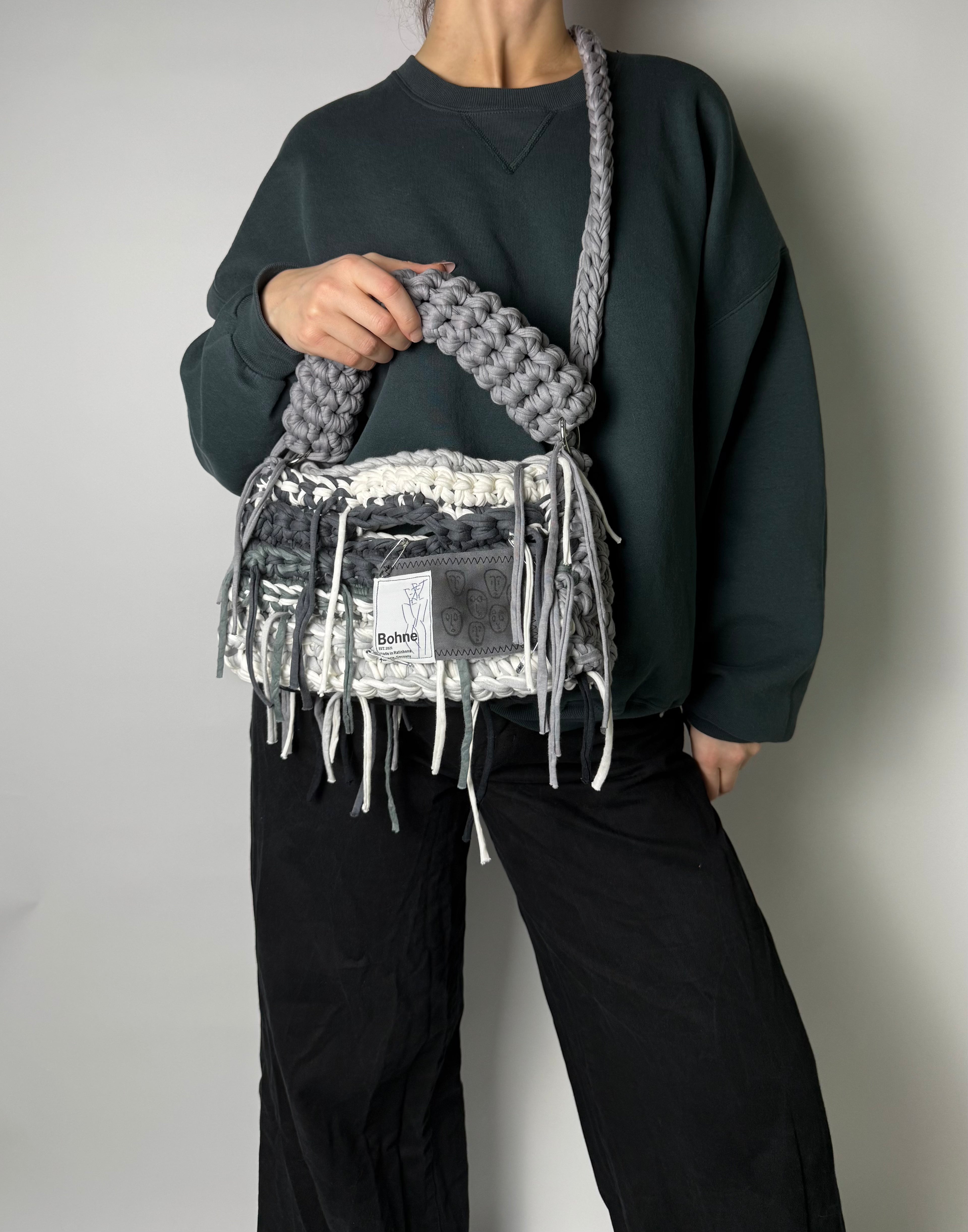 gehäkelte Schultertasche mit handbemalten Bild aus recyceltem T-Shirt Garn in grau Nr.5