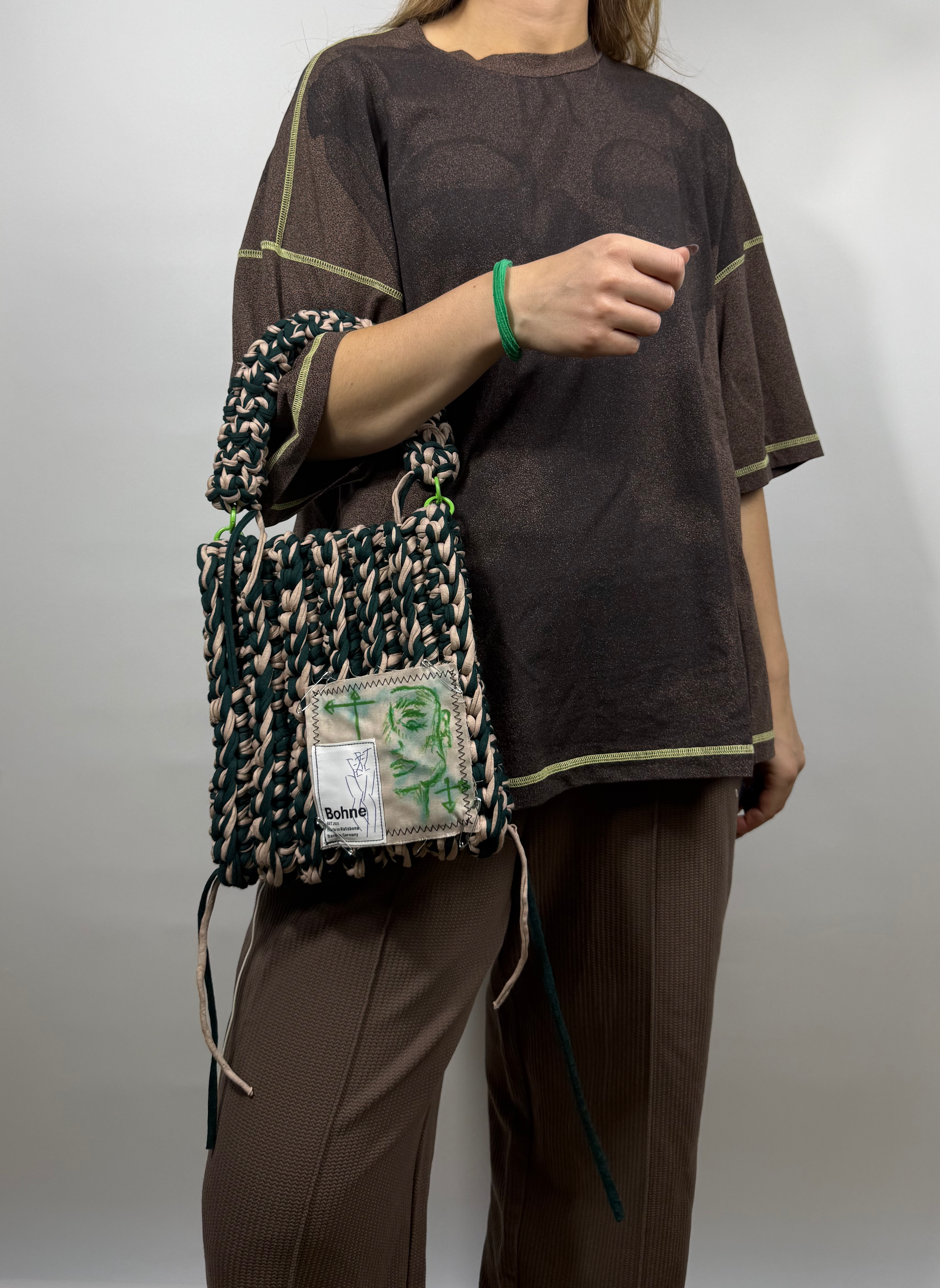 gehäkelte Schultertasche mit handbemalten Bild aus recyceltem T-Shirt Garn in grün beige Nr.1