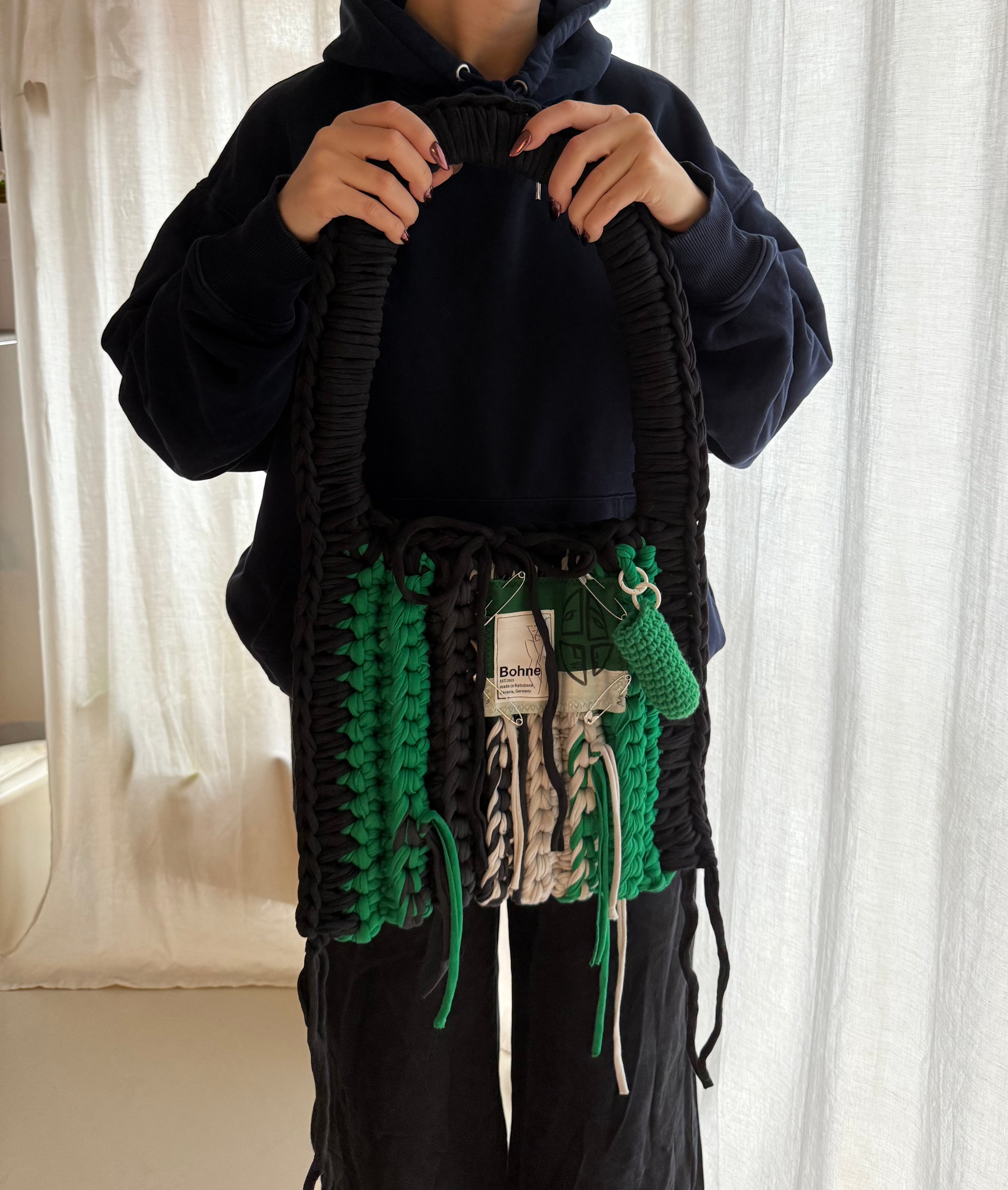 gehäkelte Schultertasche mit handbemalten Bild aus recyceltem T-Shirt Garn in grün schwarz Nr.1