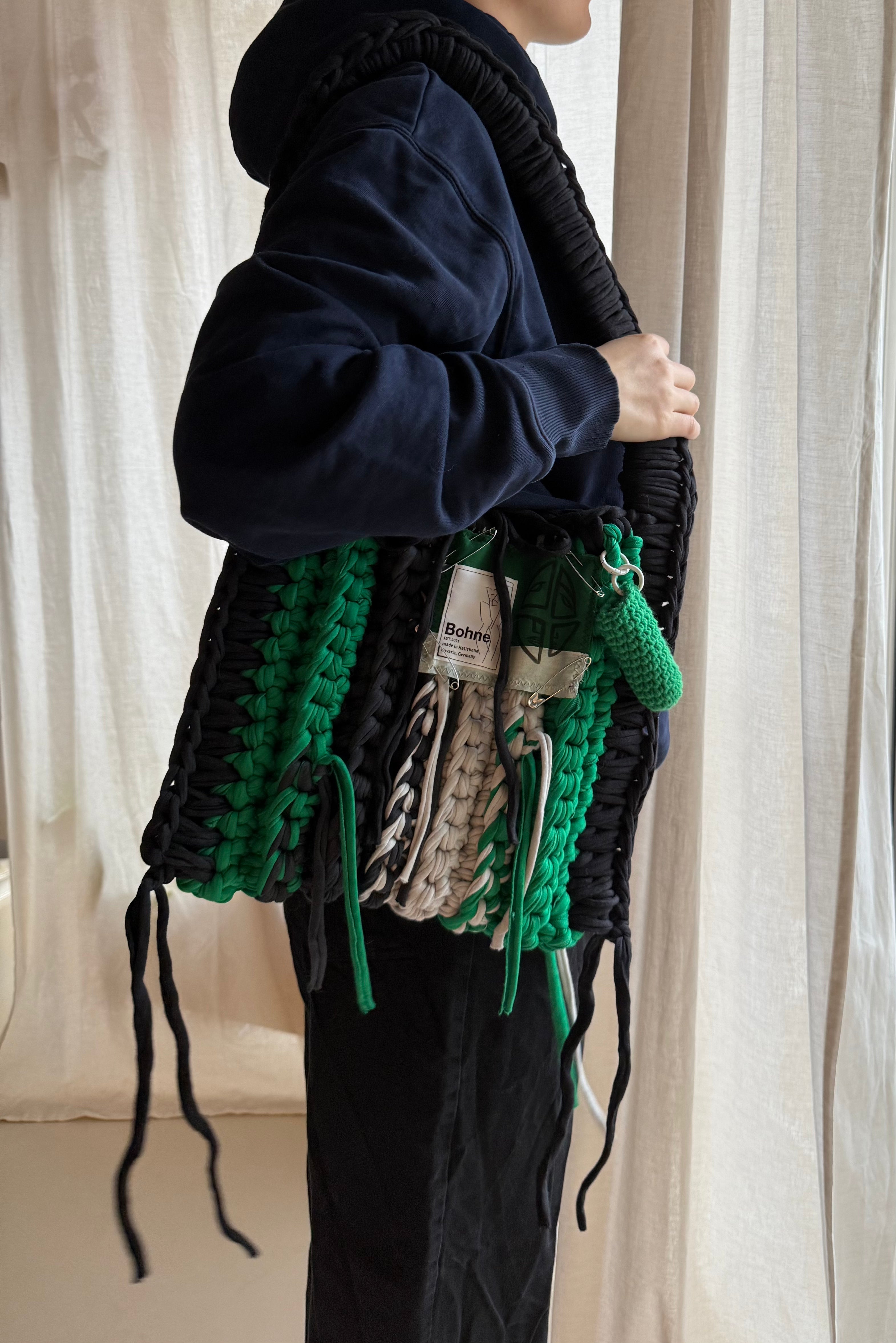 gehäkelte Schultertasche mit handbemalten Bild aus recyceltem T-Shirt Garn in grün schwarz Nr.2