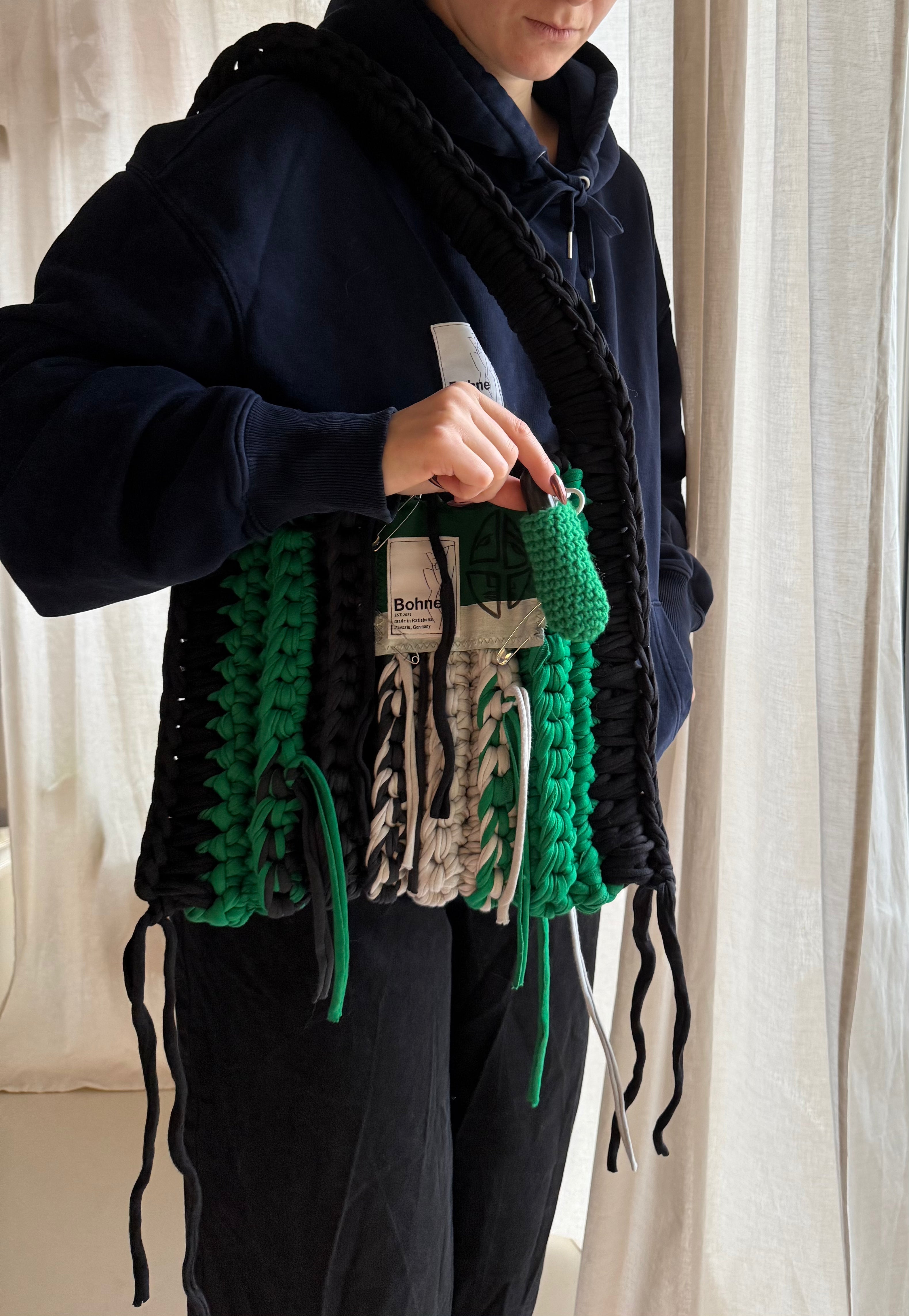 gehäkelte Schultertasche mit handbemalten Bild aus recyceltem T-Shirt Garn in grün schwarz Nr.3