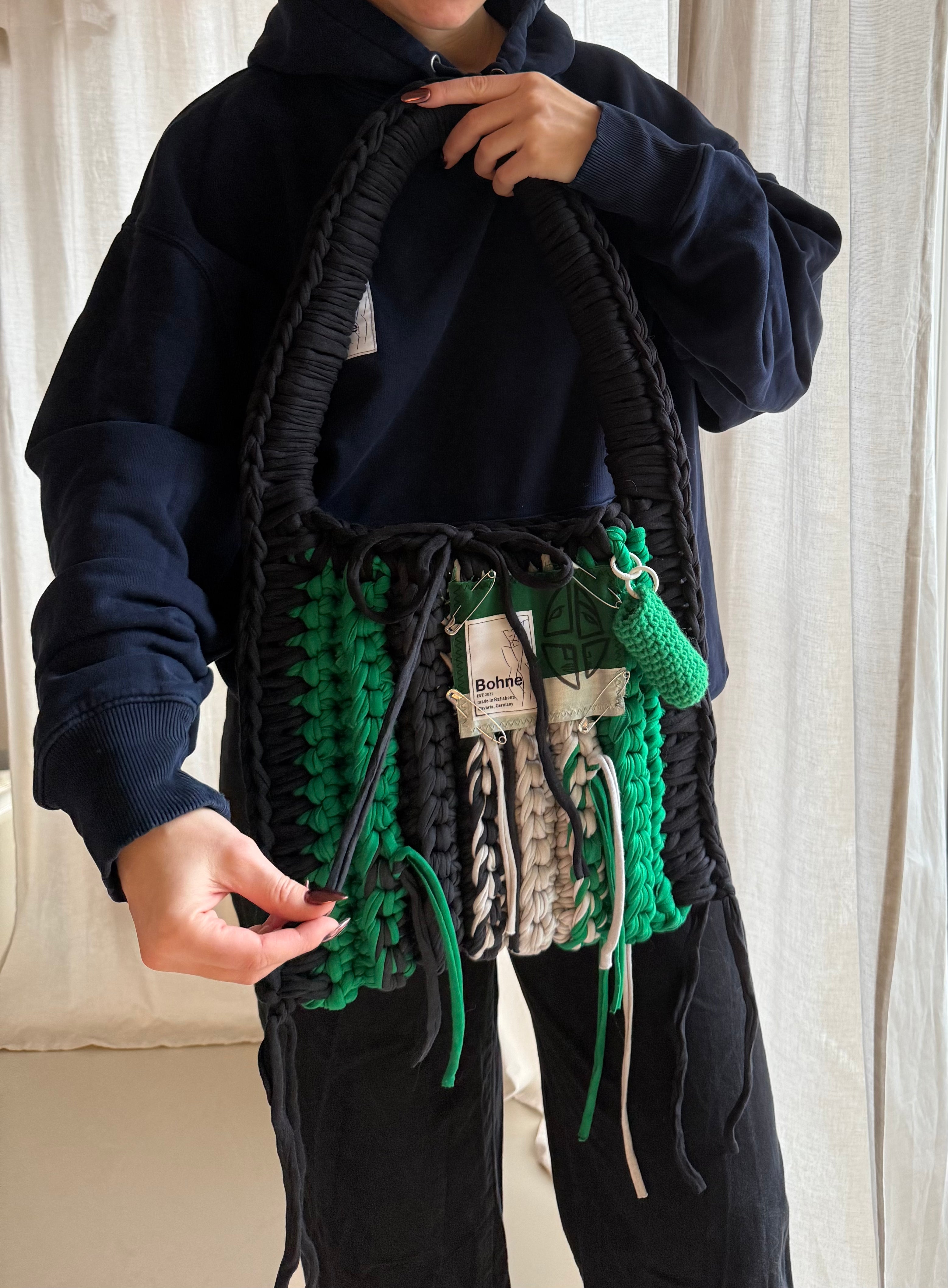 gehäkelte Schultertasche mit handbemalten Bild aus recyceltem T-Shirt Garn in grün schwarz Nr.4