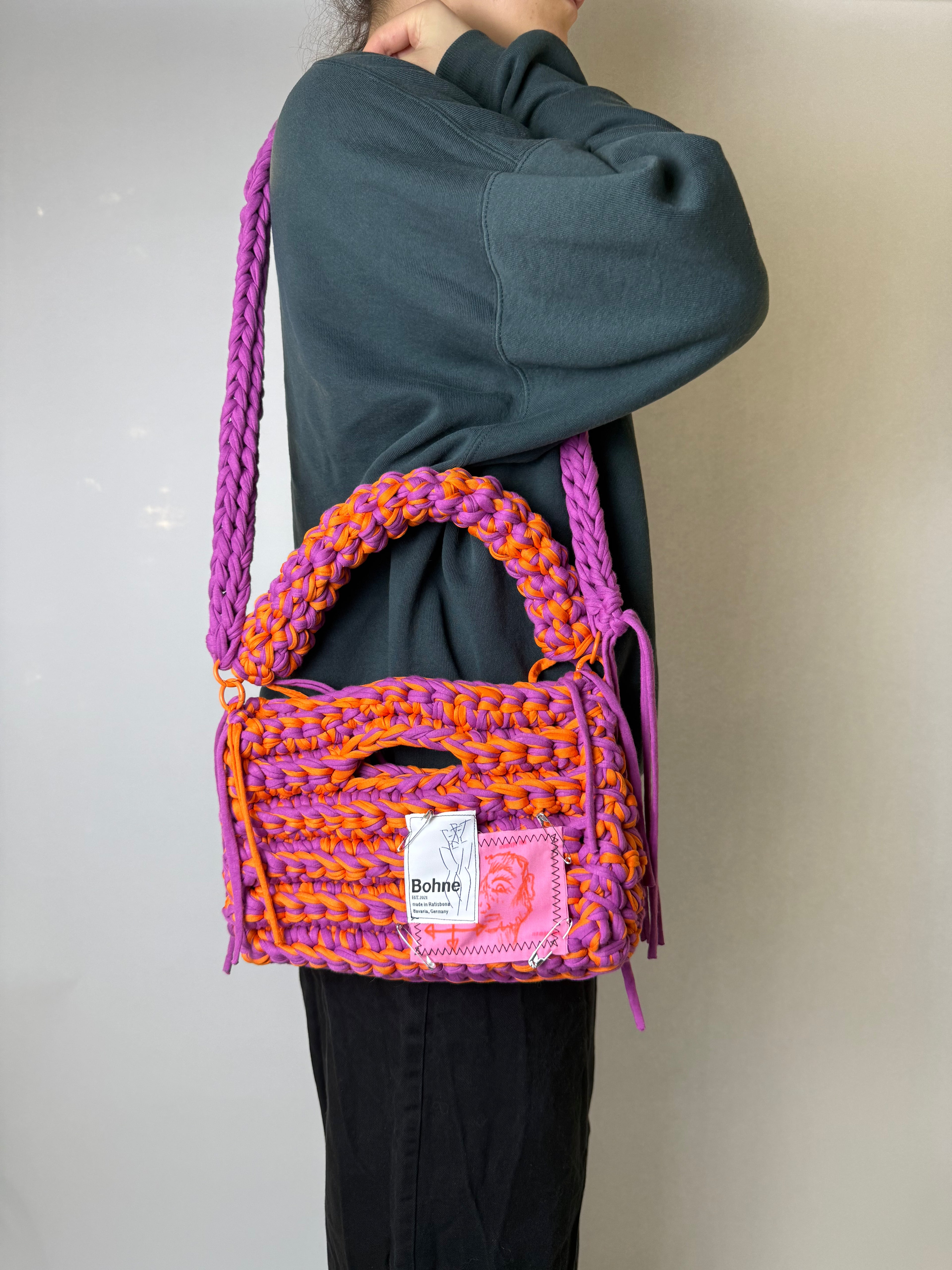 gehäkelte Schultertasche mit handbemalten Bild aus recyceltem T-Shirt Garn in lila orange Nr.1