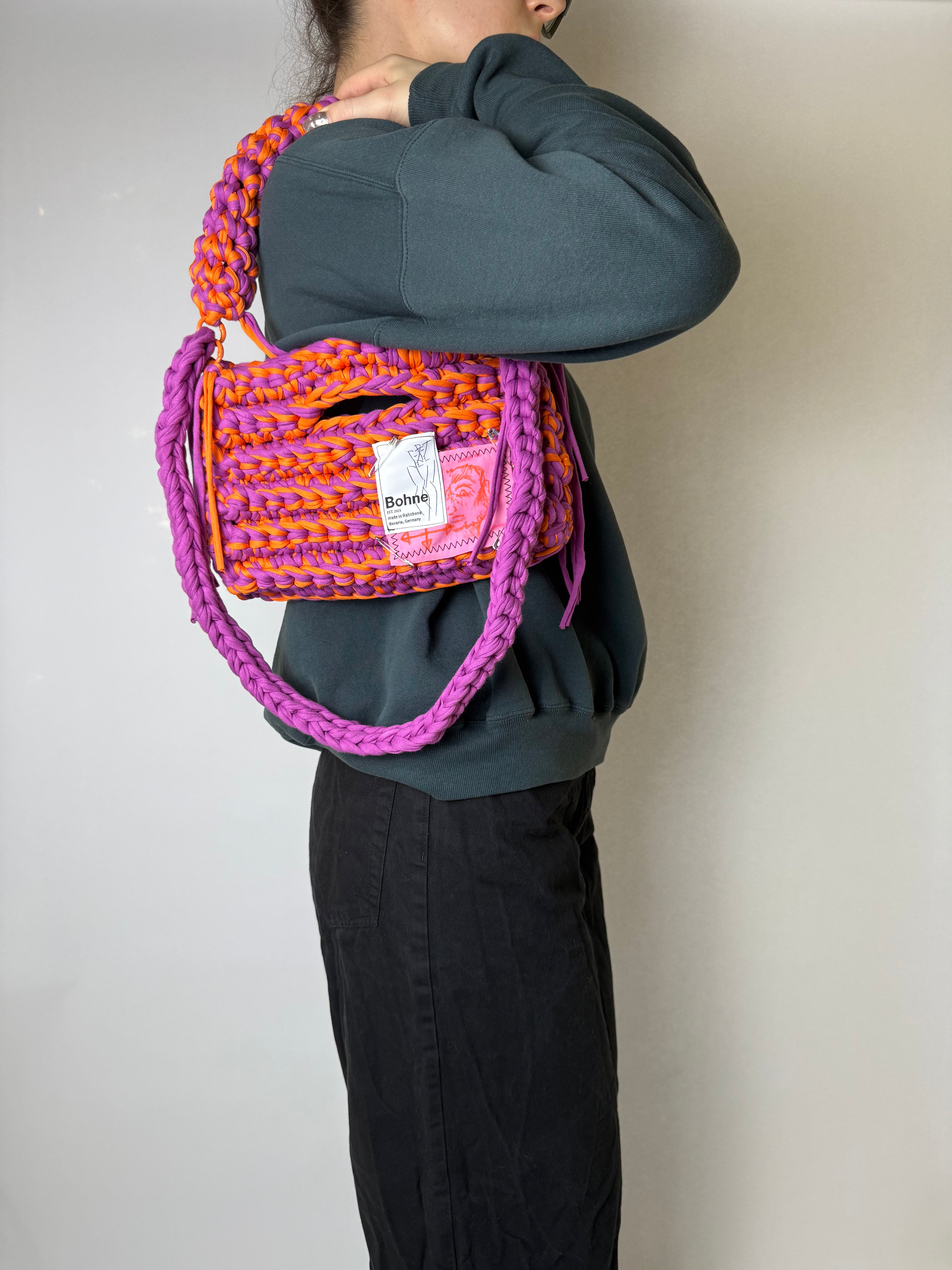 gehäkelte Schultertasche mit handbemalten Bild aus recyceltem T-Shirt Garn in lila orange Nr.2