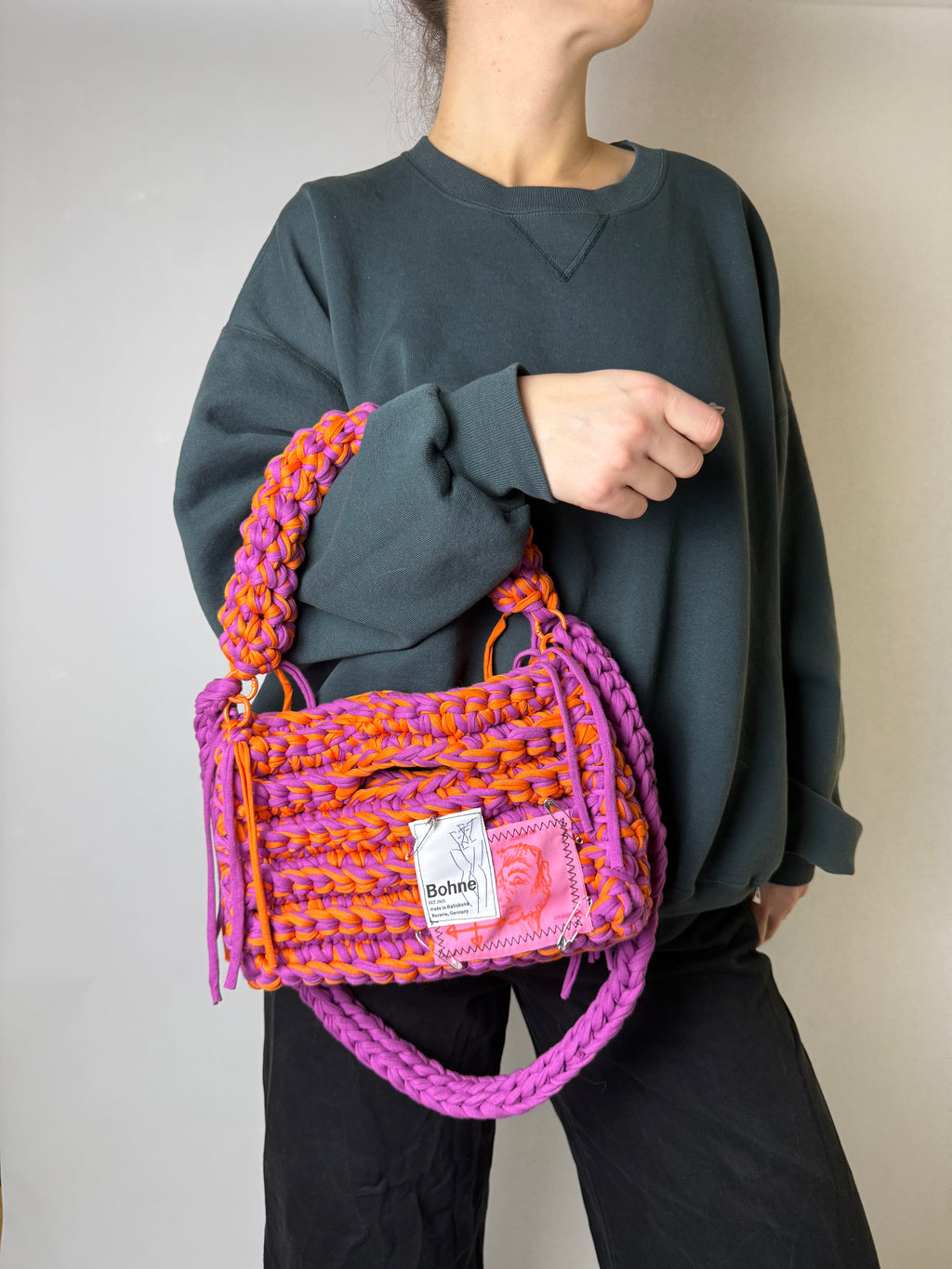 gehäkelte Schultertasche mit handbemalten Bild aus recyceltem T-Shirt Garn in lila orange Nr.3