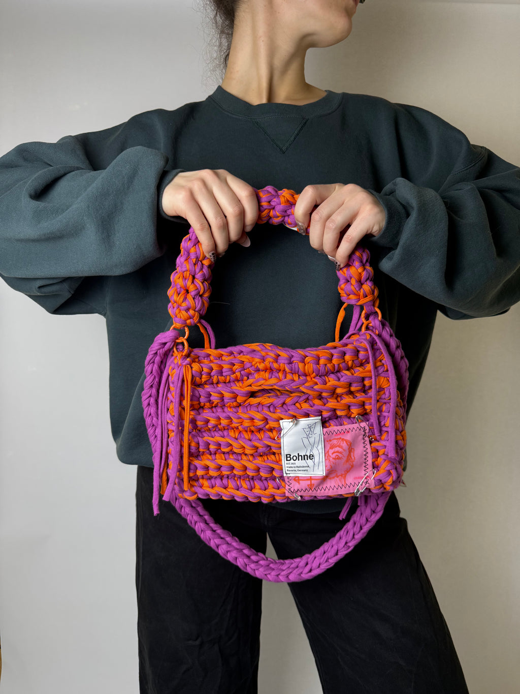 gehäkelte Schultertasche mit handbemalten Bild aus recyceltem T-Shirt Garn in lila orange Nr.4
