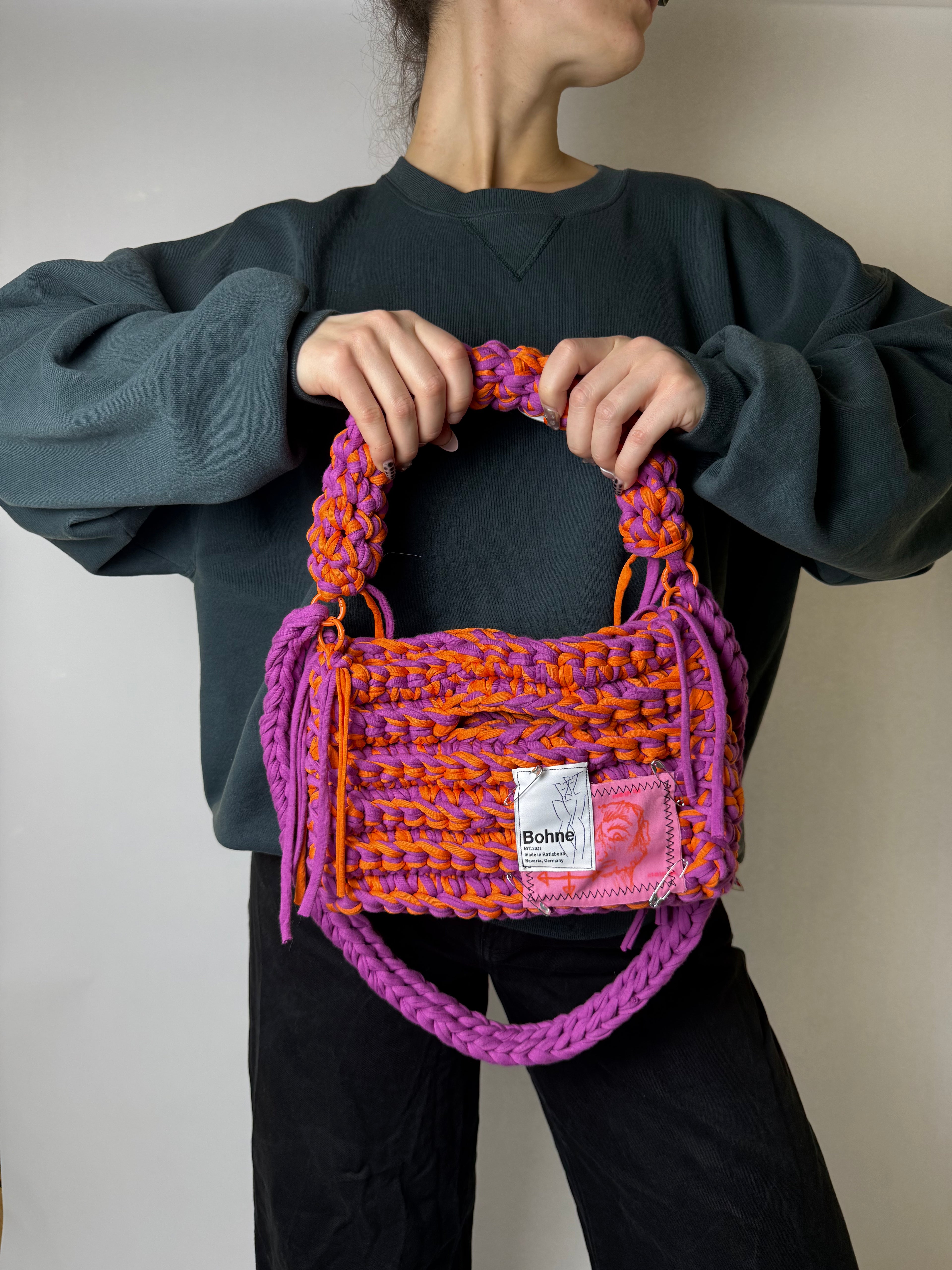 gehäkelte Schultertasche mit handbemalten Bild aus recyceltem T-Shirt Garn in lila orange Nr.4