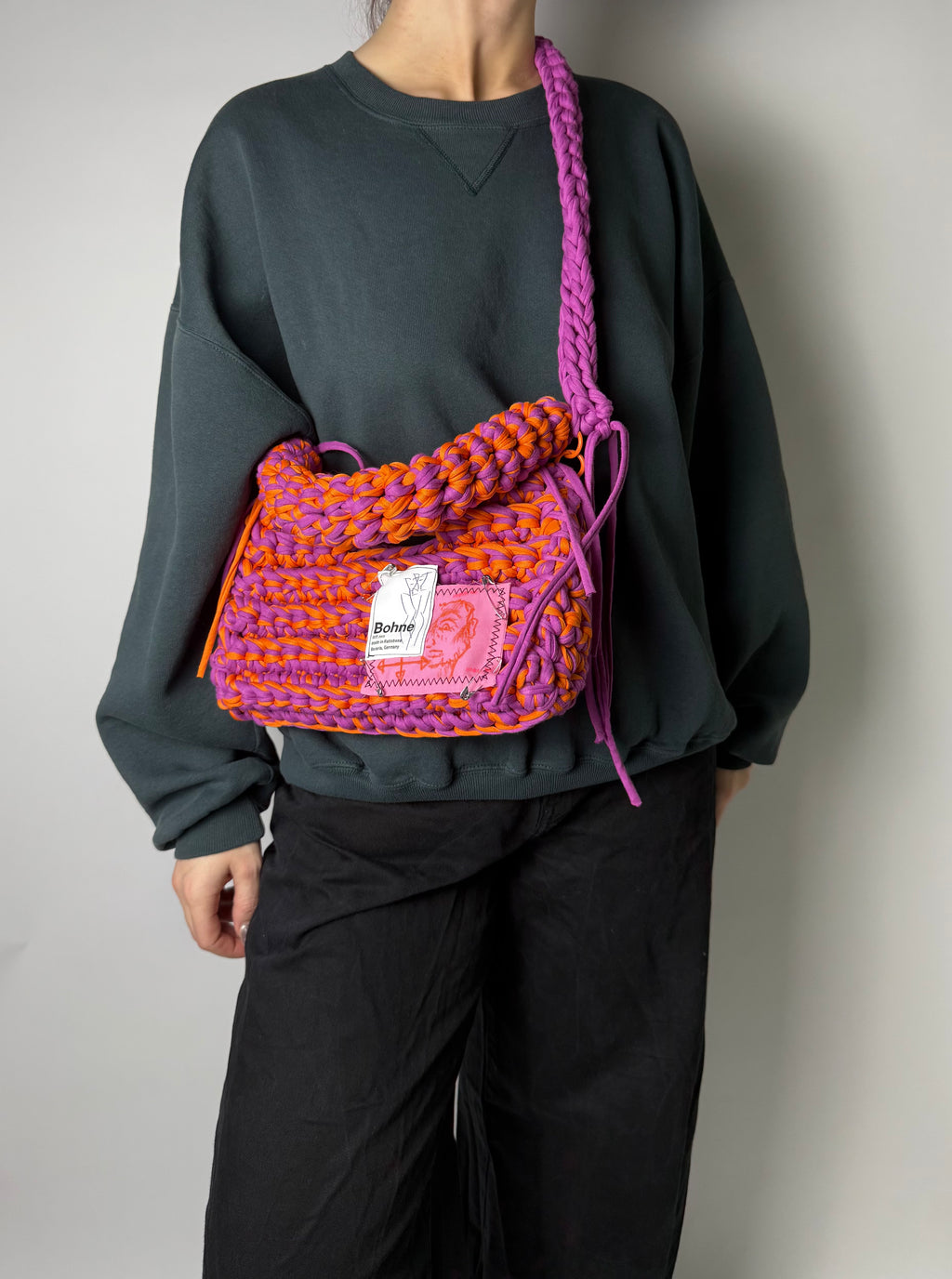 gehäkelte Schultertasche mit handbemalten Bild aus recyceltem T-Shirt Garn in lila orange Nr.5