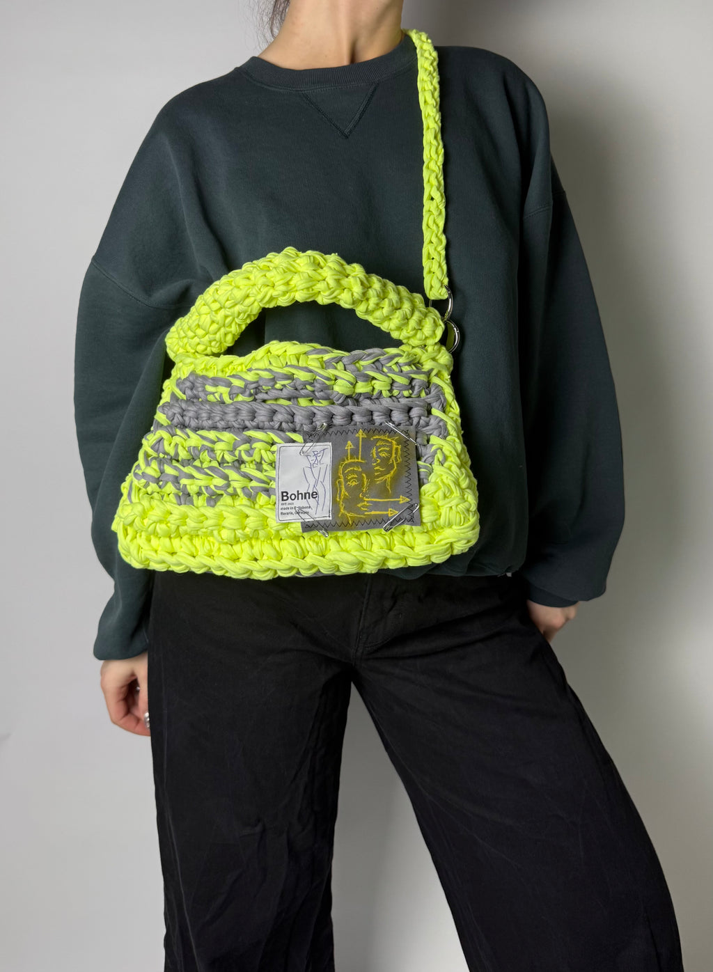 gehäkelte Schultertasche mit handbemalten Bild aus recyceltem T-Shirt Garn in neongelb Nr.1