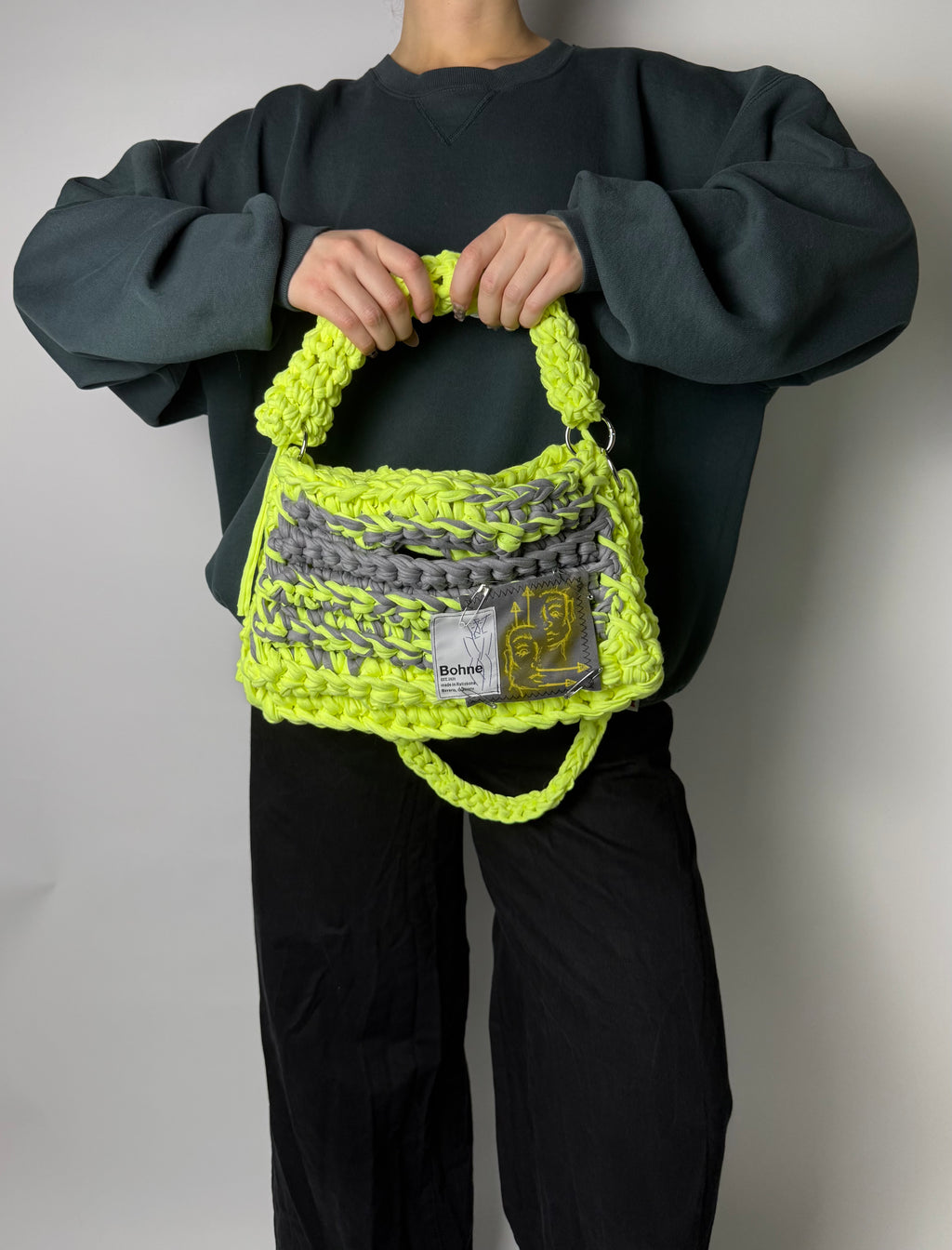 gehäkelte Schultertasche mit handbemalten Bild aus recyceltem T-Shirt Garn in neongelb Nr.2