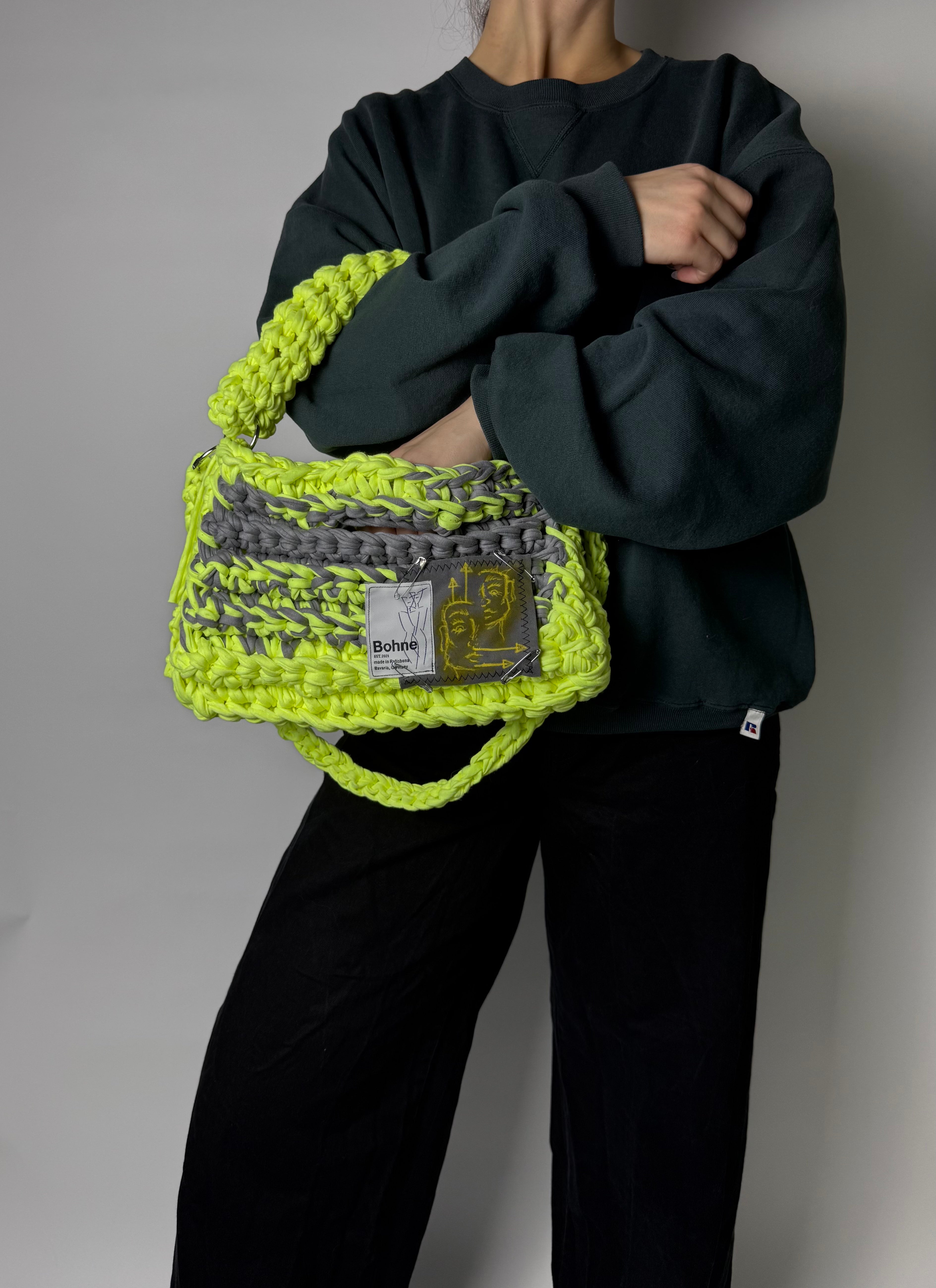 gehäkelte Schultertasche mit handbemalten Bild aus recyceltem T-Shirt Garn in neongelb Nr.3