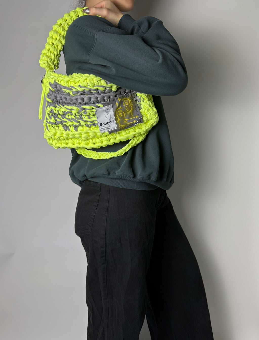 gehäkelte Schultertasche mit handbemalten Bild aus recyceltem T-Shirt Garn in neongelb Nr.4
