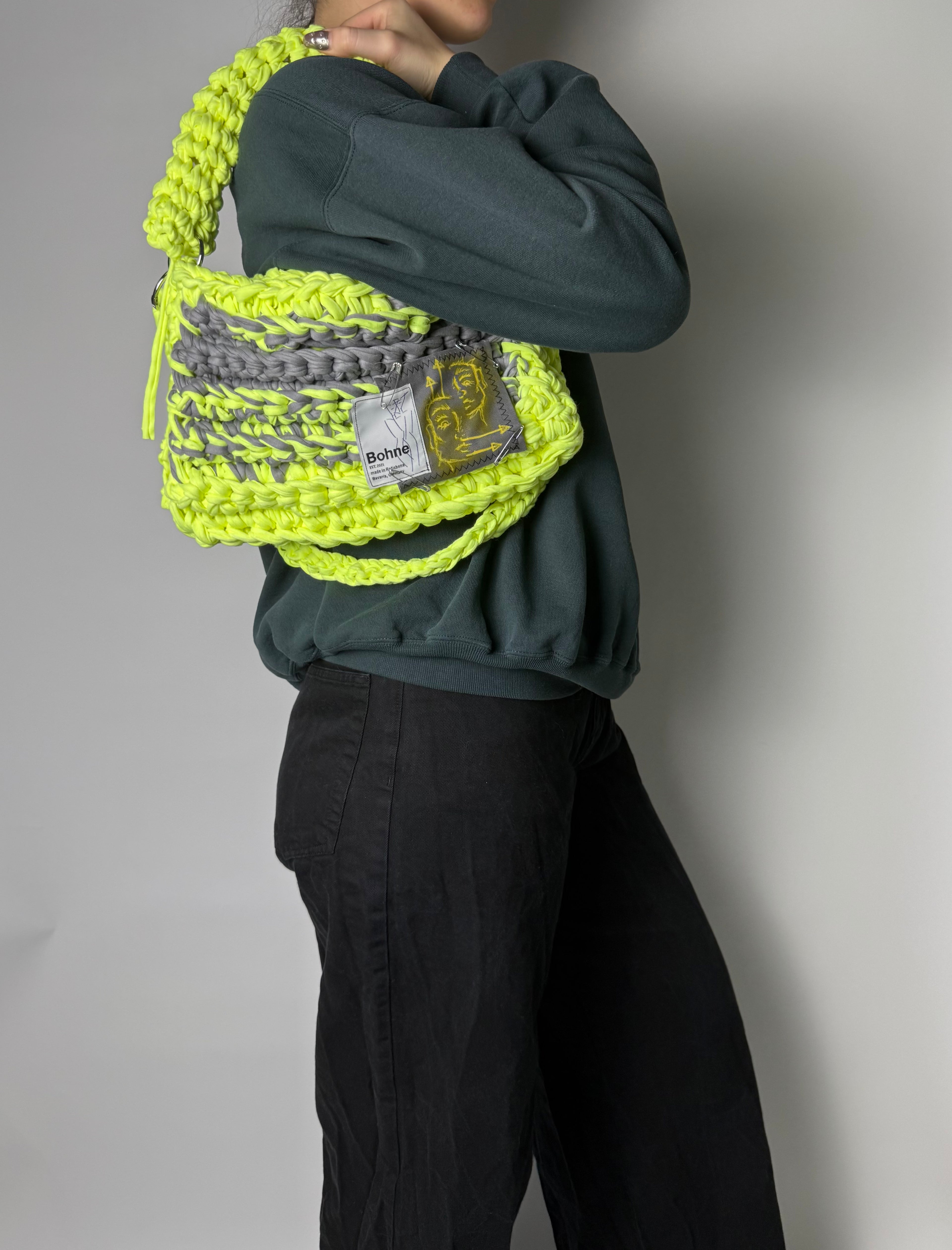 gehäkelte Schultertasche mit handbemalten Bild aus recyceltem T-Shirt Garn in neongelb Nr.4