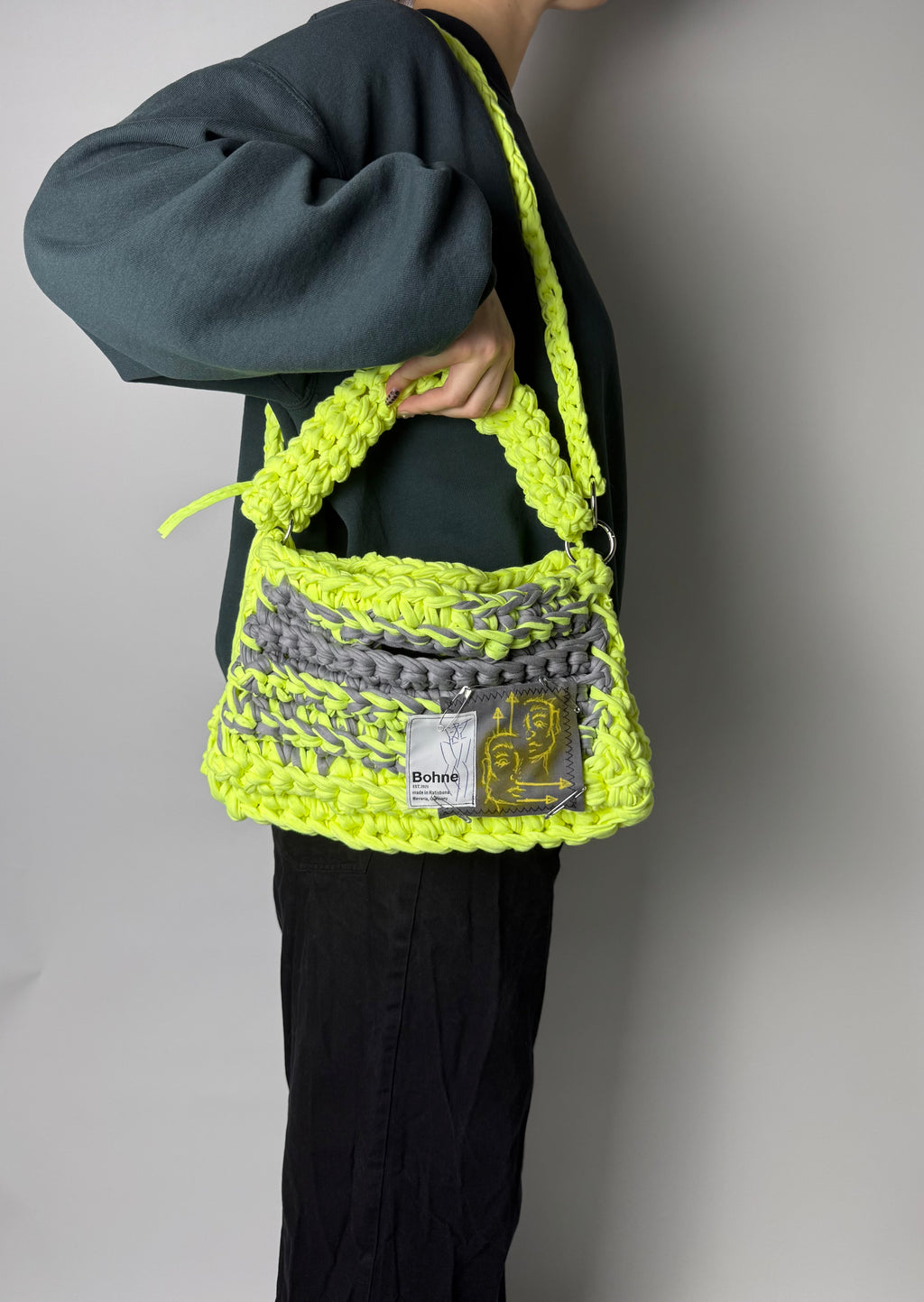 gehäkelte Schultertasche mit handbemalten Bild aus recyceltem T-Shirt Garn in neongelb Nr.5