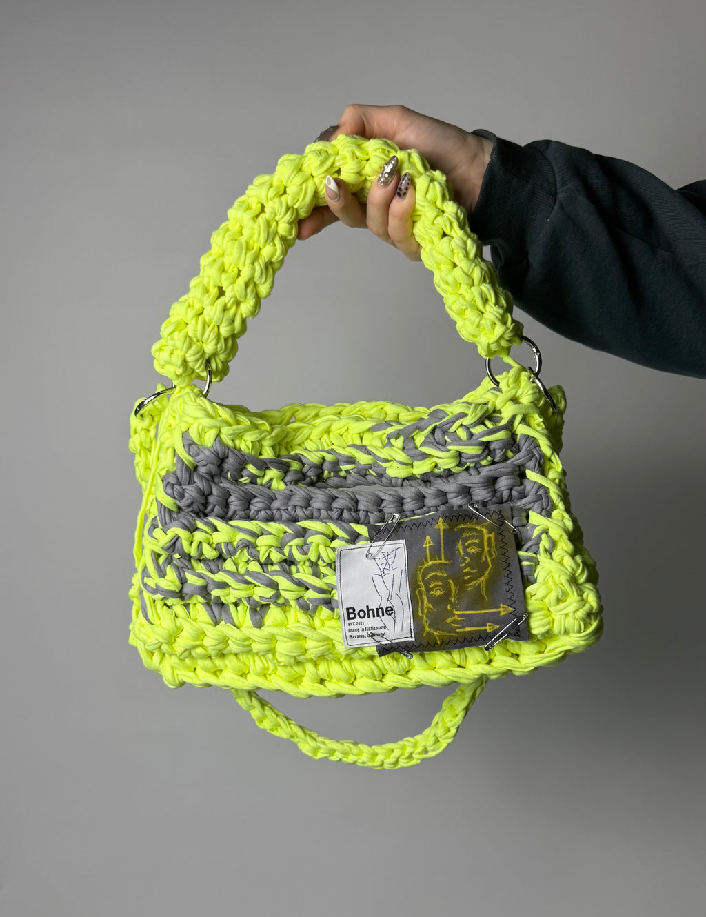 gehäkelte Schultertasche mit handbemalten Bild aus recyceltem T-Shirt Garn in neongelb Nr.6