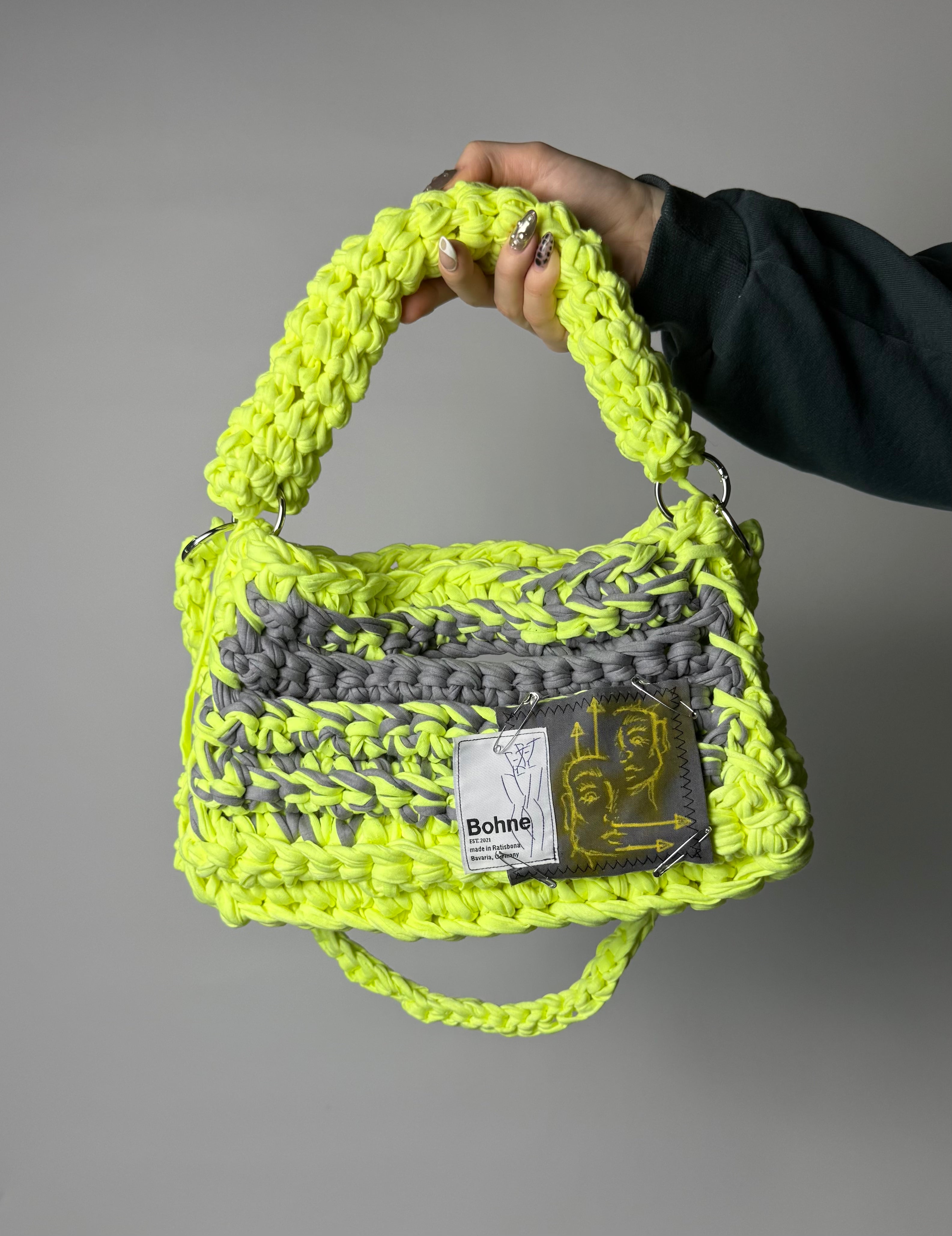 gehäkelte Schultertasche mit handbemalten Bild aus recyceltem T-Shirt Garn in neongelb Nr.6