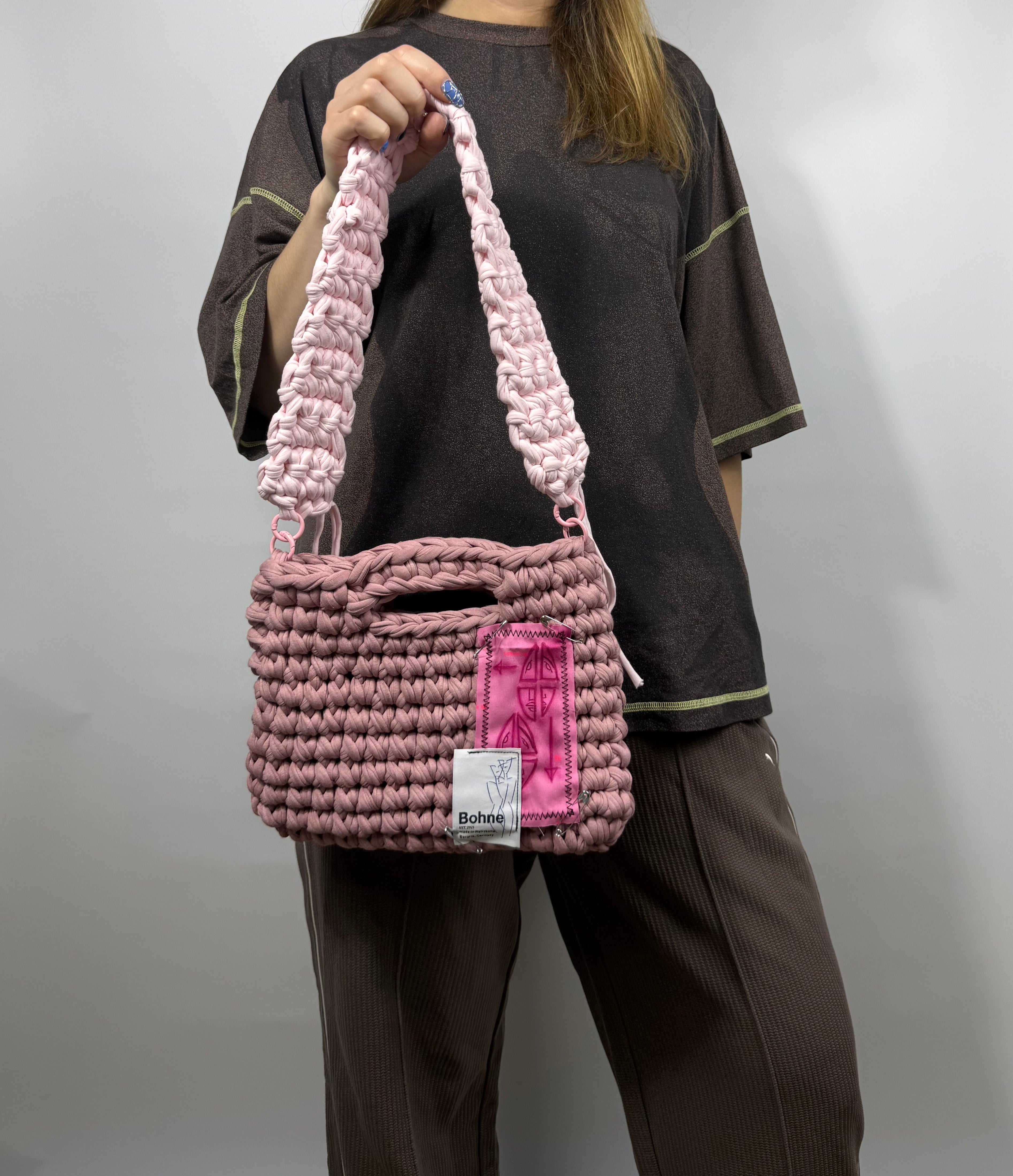 gehäkelte Schultertasche mit handbemalten Bild aus recyceltem T-Shirt Garn in pink Nr.1